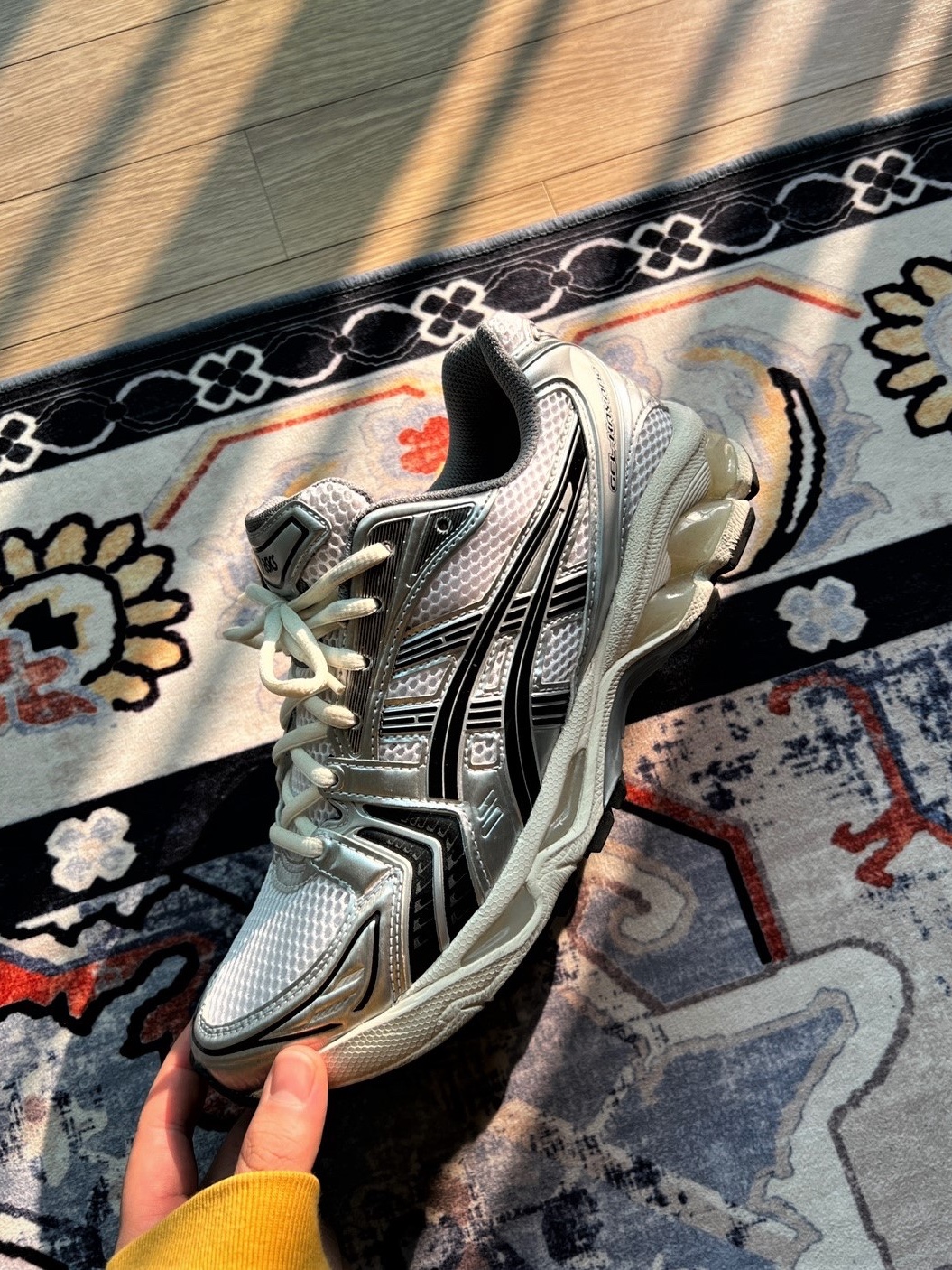 Asics x JJJJound Gel-Kayano 14 Silver Black 착용 스타일