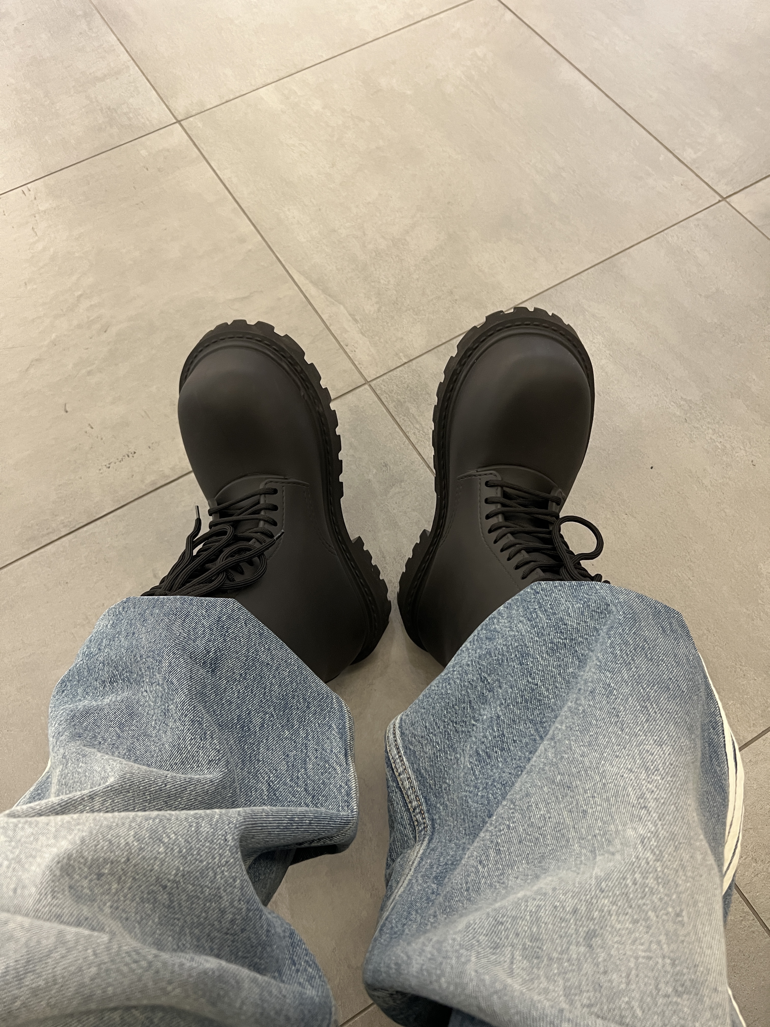 Balenciaga XL Army Boots Full Eva Black, Yeezy Gap Engineered By Balenciaga Dove Hoodie Black 착용 스타일 - 2