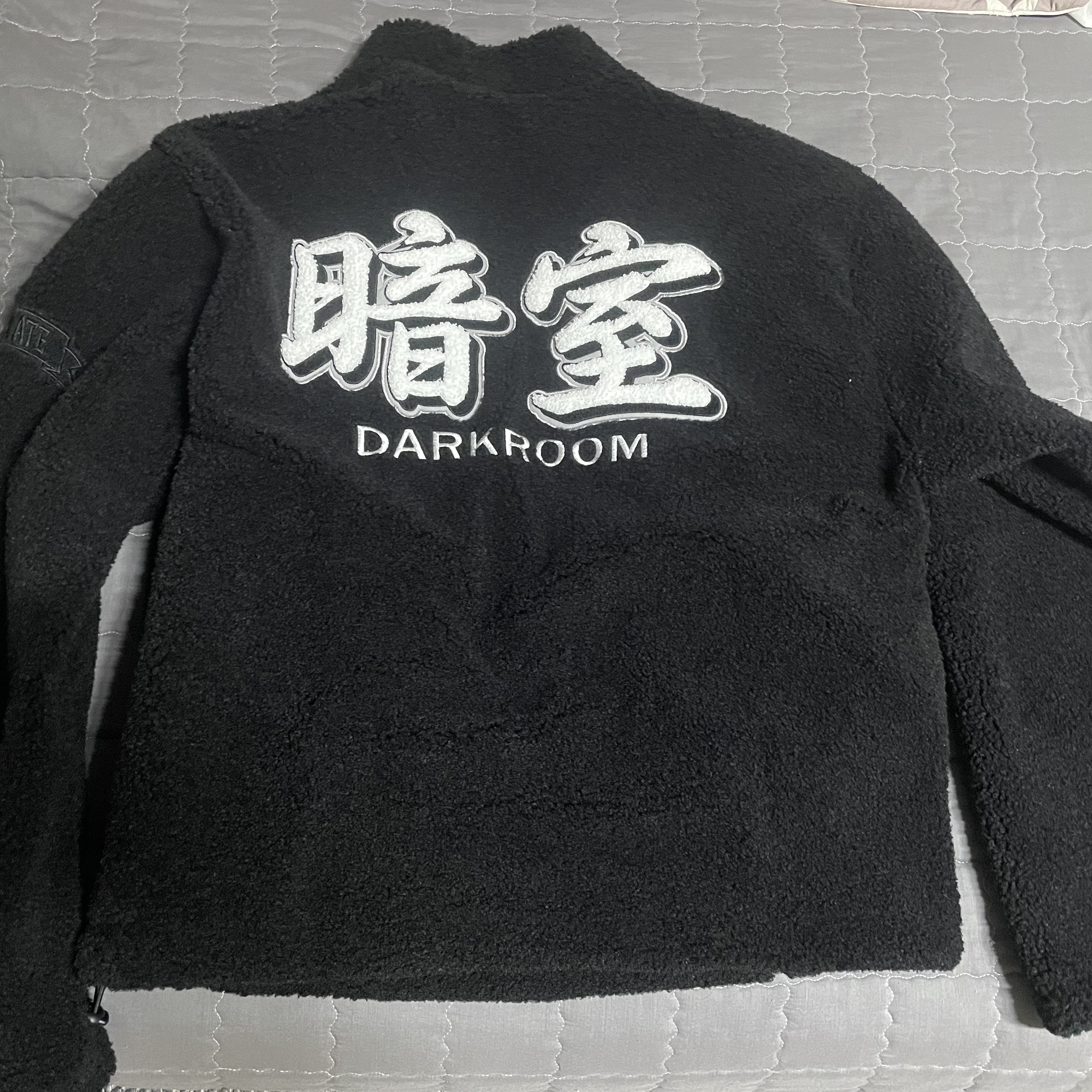 Darkr8m Studio Varsity Logo Sherpa Quarter Zip Up Top Black 착용 스타일 - 1