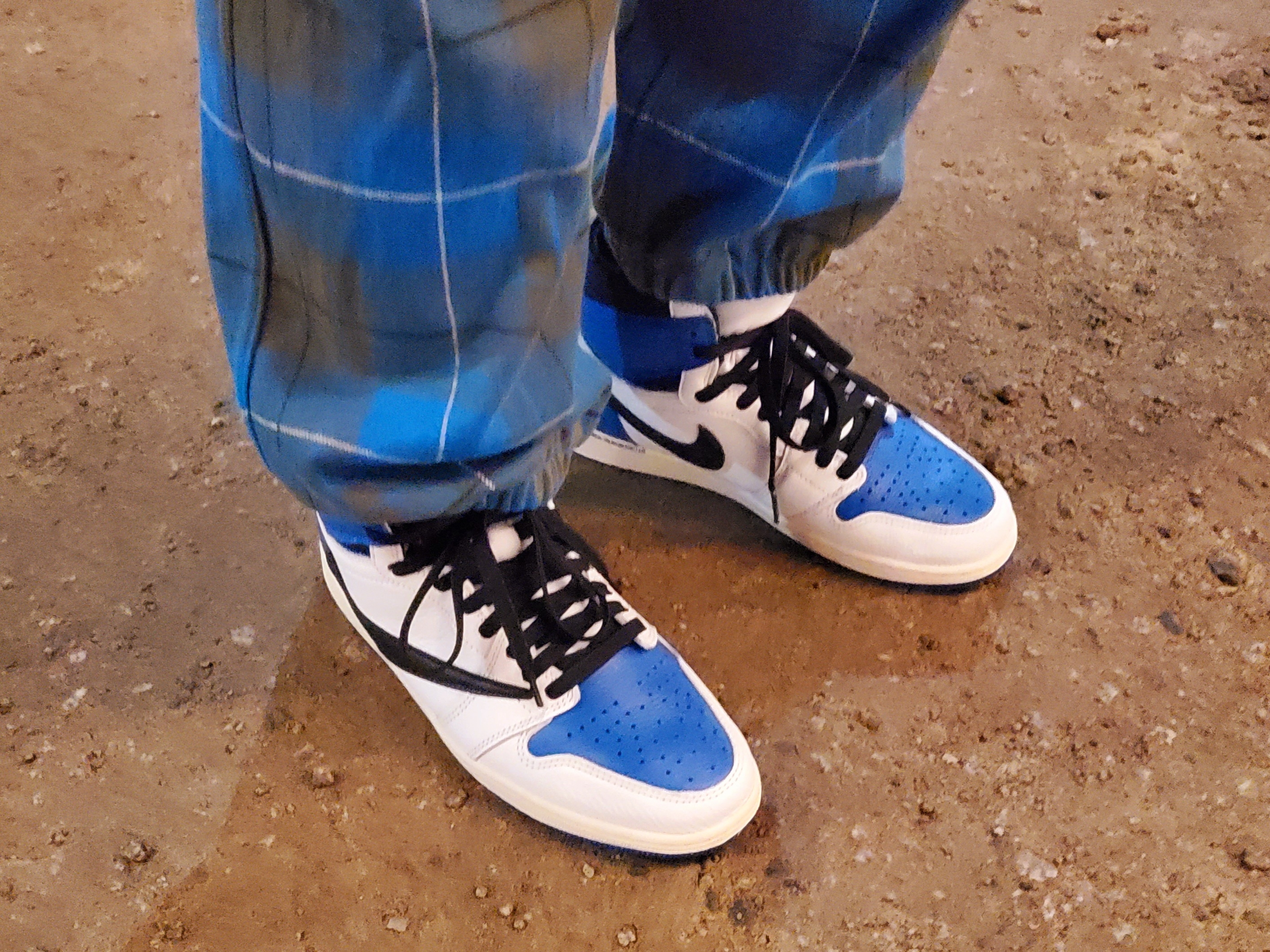 Jordan 1 x Travis Scott x Fragment Retro High OG SP Military Blue 착용 스타일 - 1