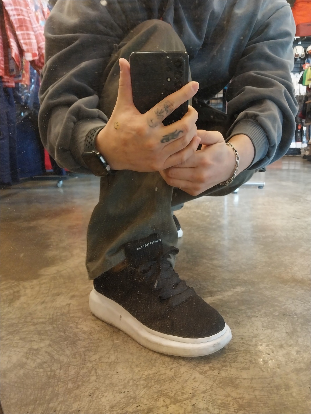 Alexander McQueen Knit Oversized Sneakers Black, Gucci Interlocking G Bracelet Silver 착용 스타일 - 2