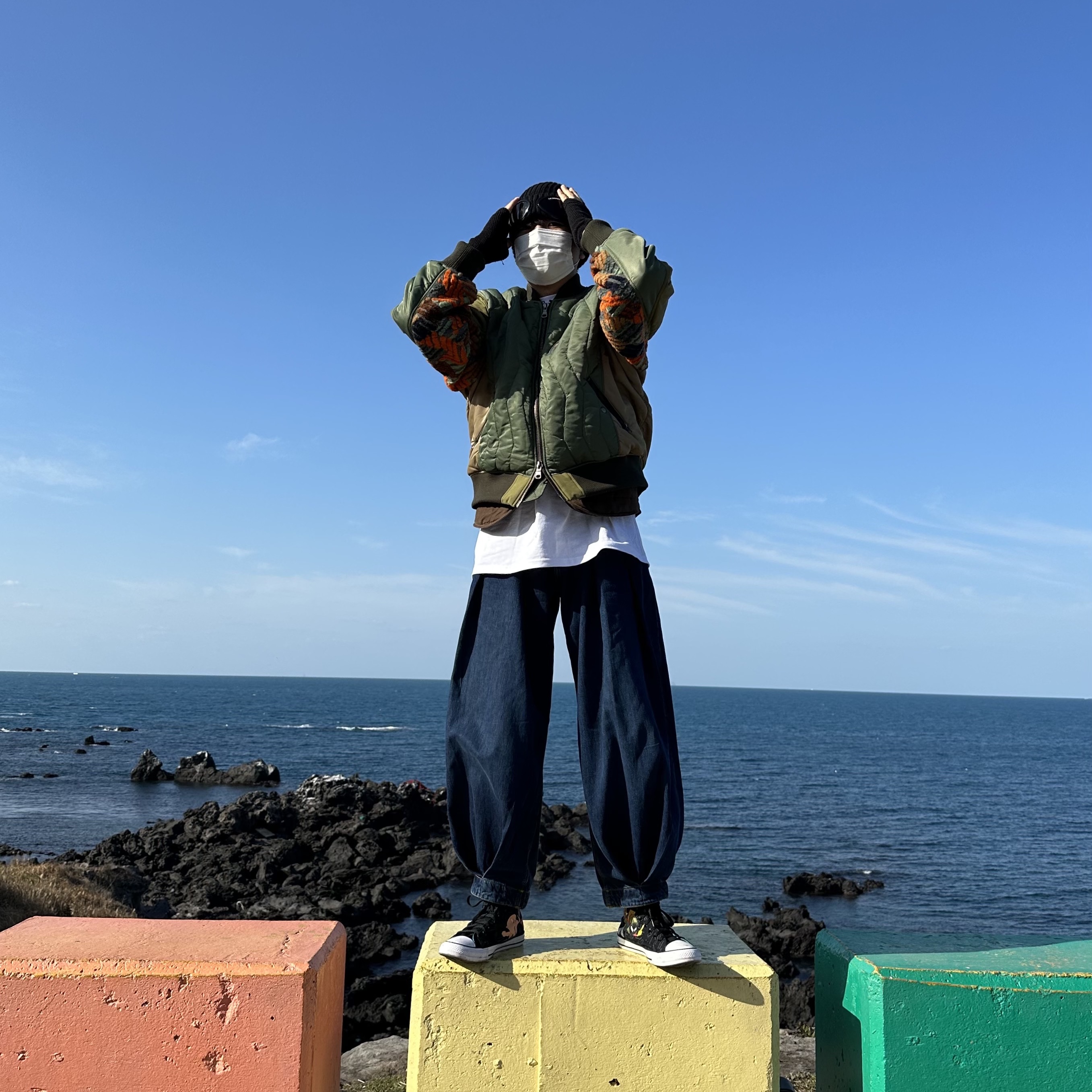 Andersson Bell x Asics Contrast Quilting Bomber Jacket Khaki, Zara x Ader Error Wide Leg Jeans Blue 착용 스타일 - 2