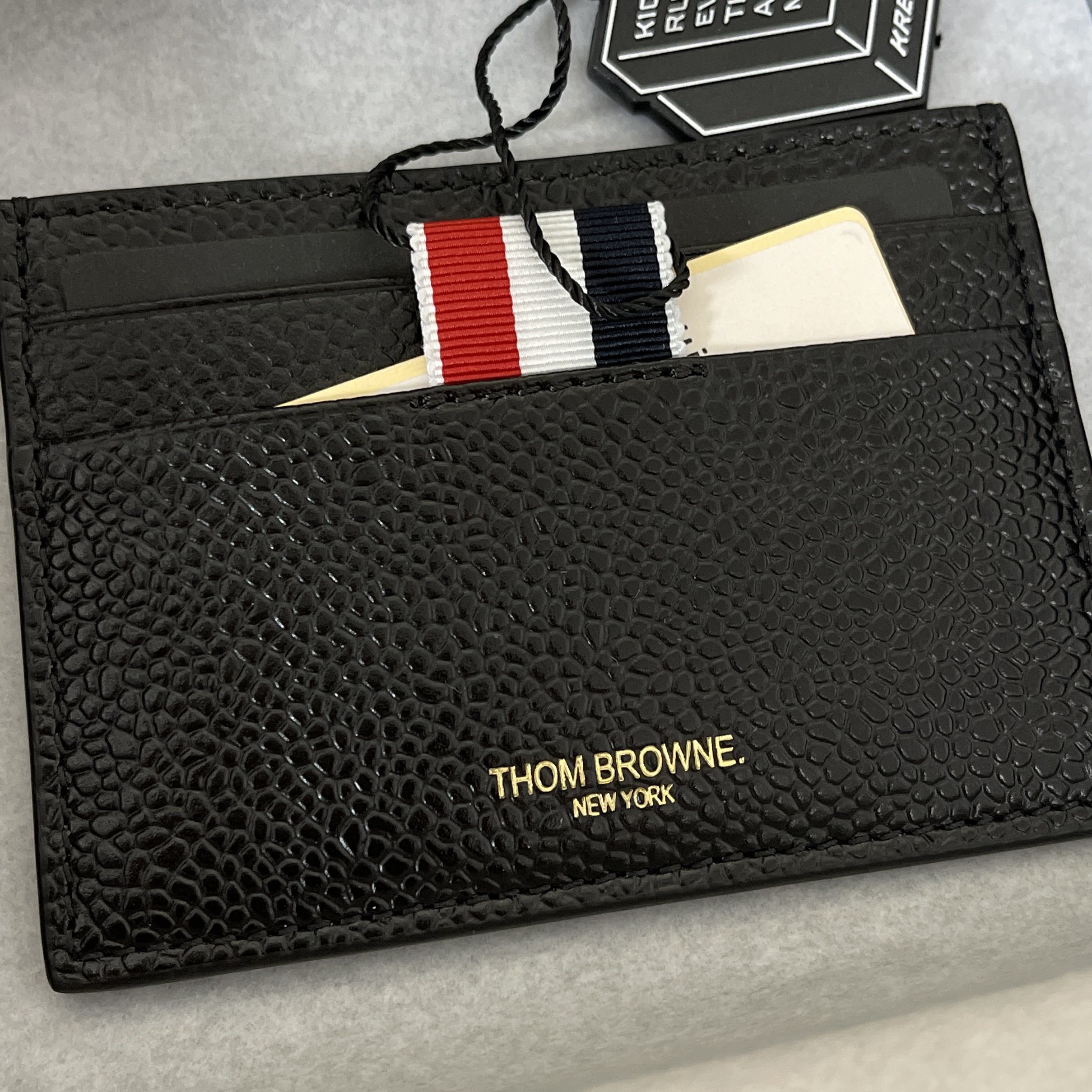 Thom Browne Pebble Grain Leather Stripe Single Card Holder Black 착용 스타일 - 2