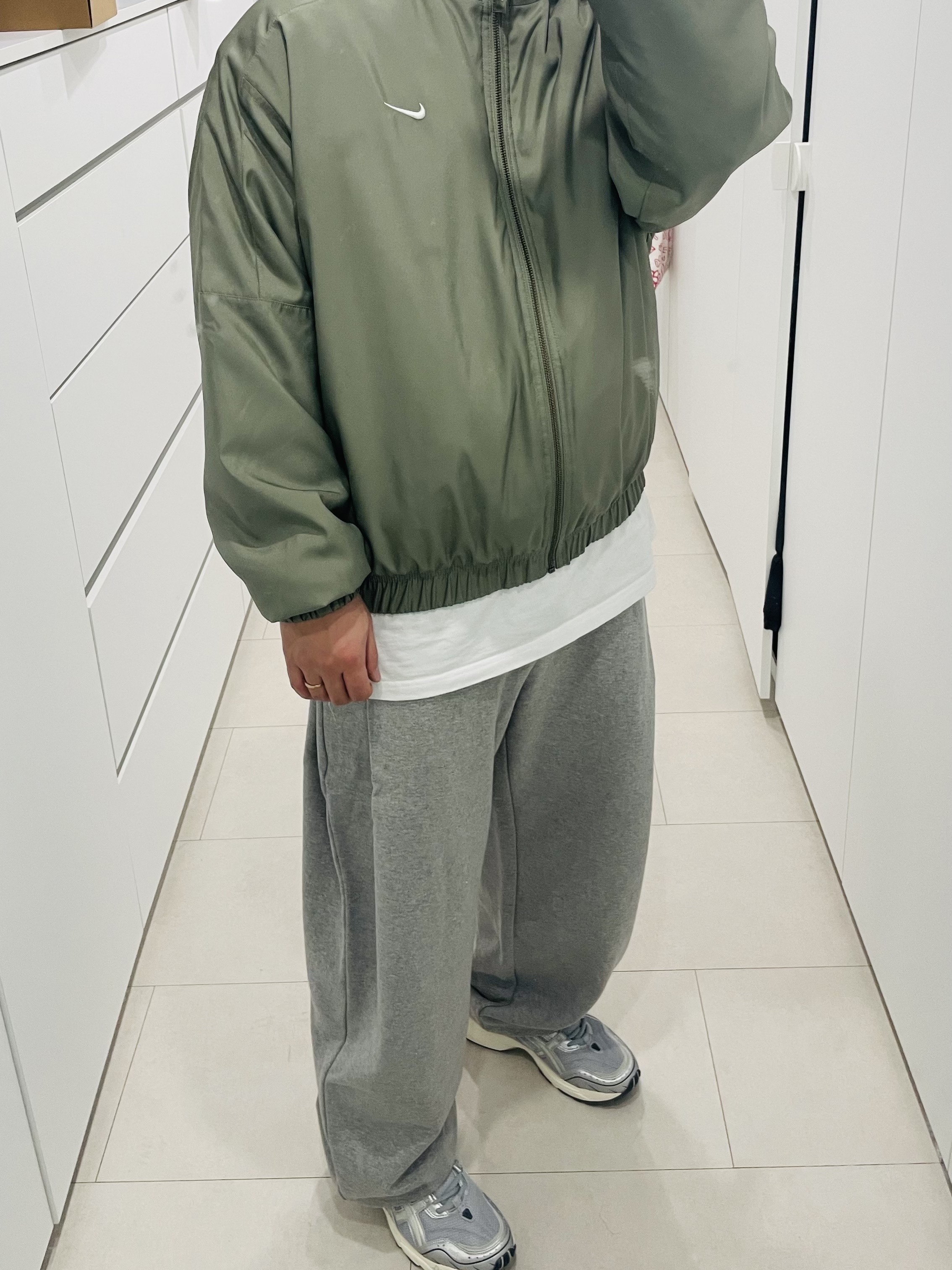 Nike NRG Solo Swoosh Satin Bomber Jacket Light Army - Asia, Asics Gel-1090 Piedmont Grey 착용 스타일