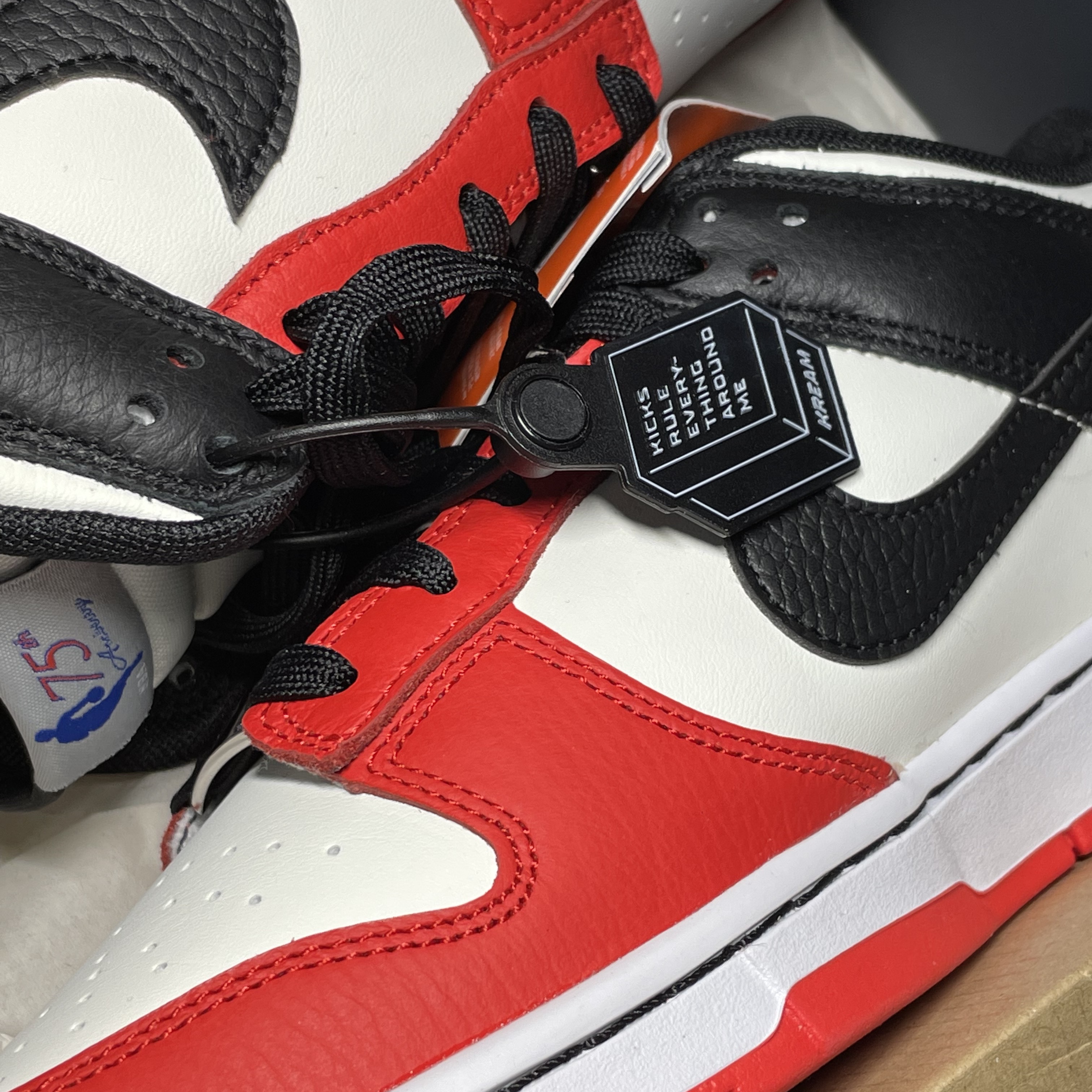 Nike x NBA Dunk Low Retro EMB Black and Chile Red 착용 스타일 - 1