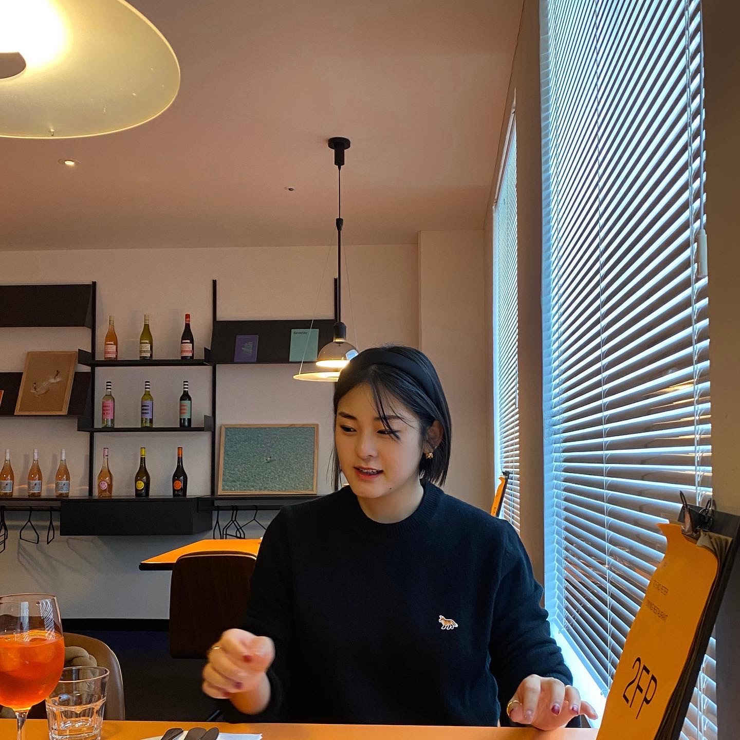 Maison Kitsune Baby Fox Patch Relaxed Pullover Knit Navy 착용 스타일