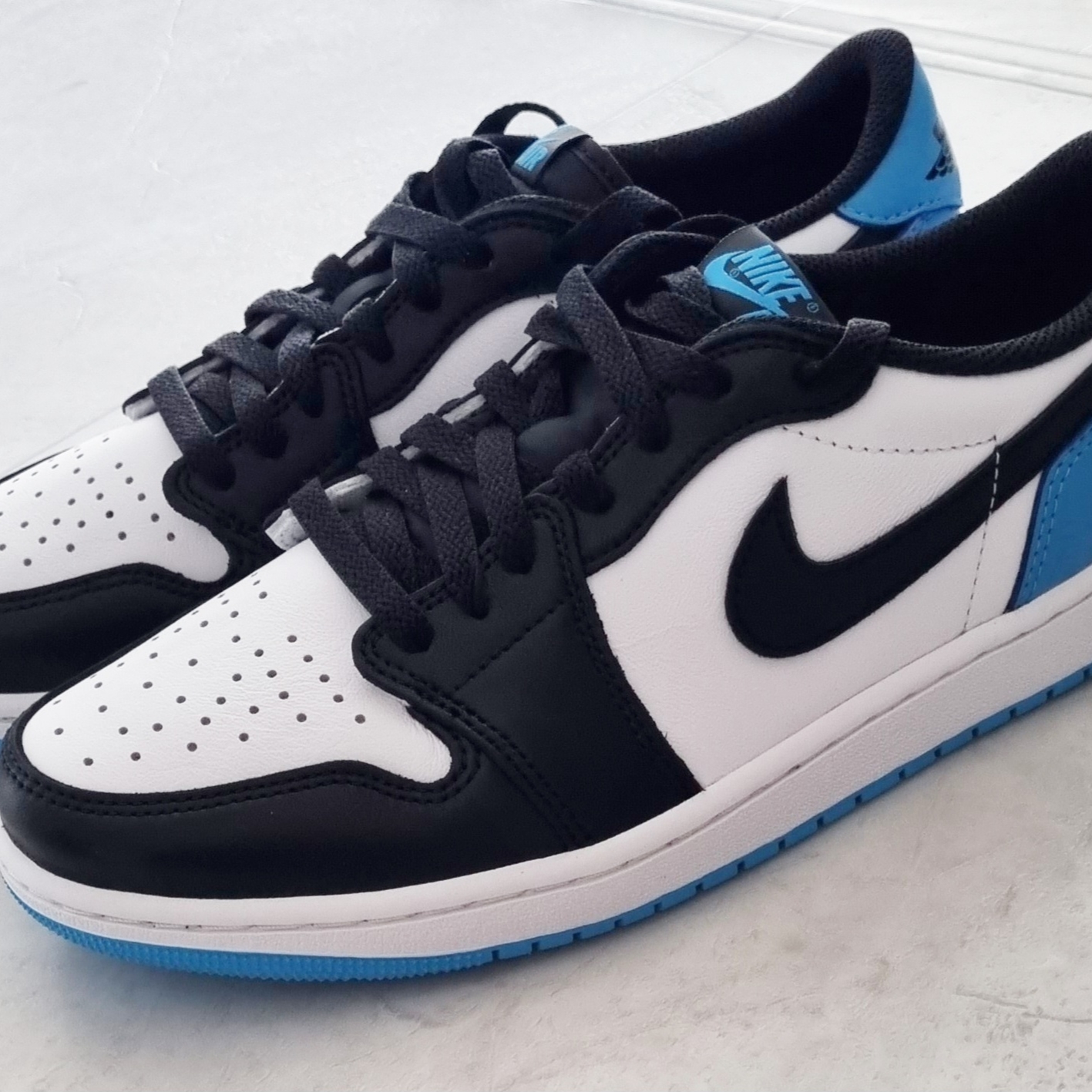 Jordan 1 Retro Low OG Black and Dark Powder Blue 착용 스타일