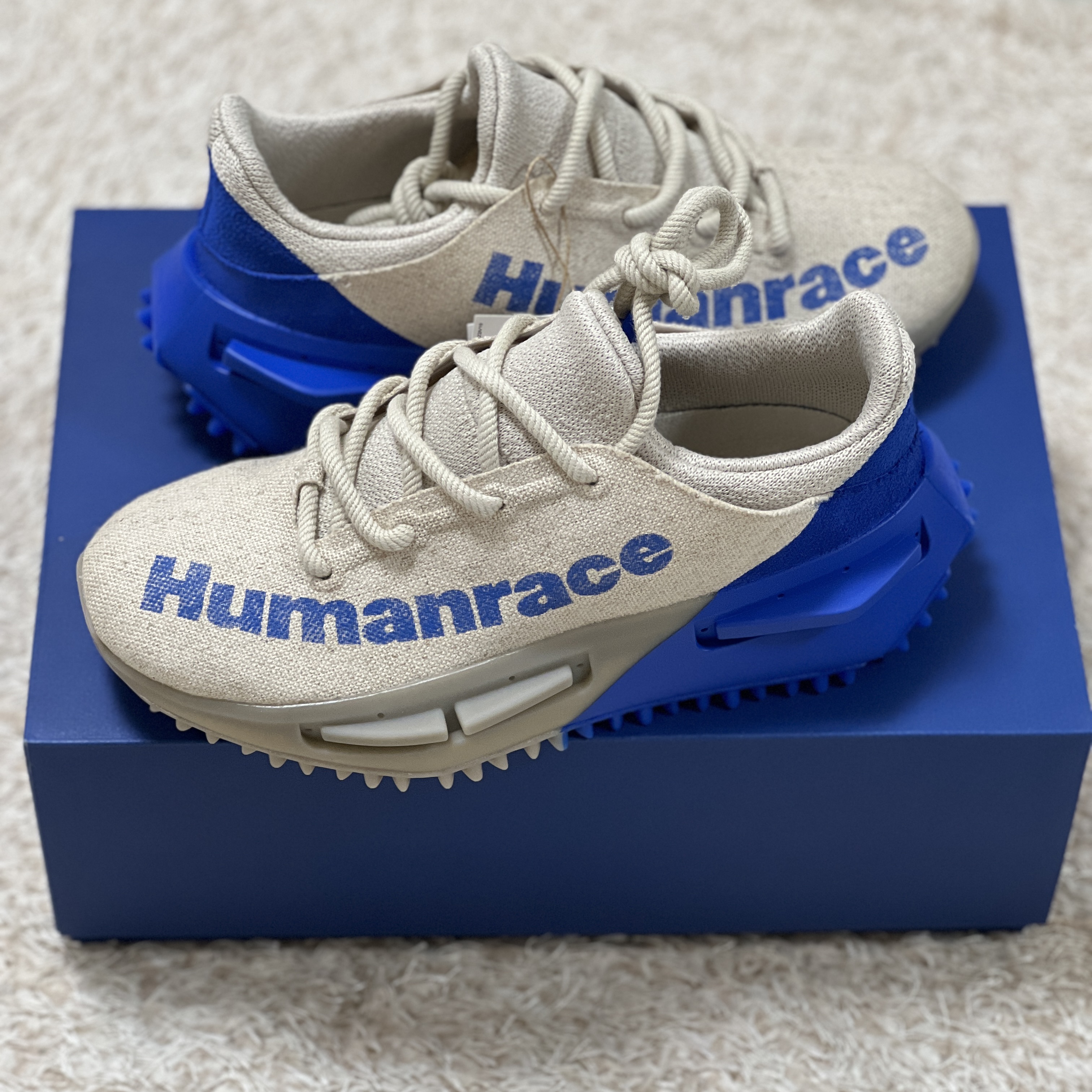 Adidas x Pharrell Williams Humanrace NMD S1 Mahbs Light Brown Bold Blue 착용 스타일 - 1