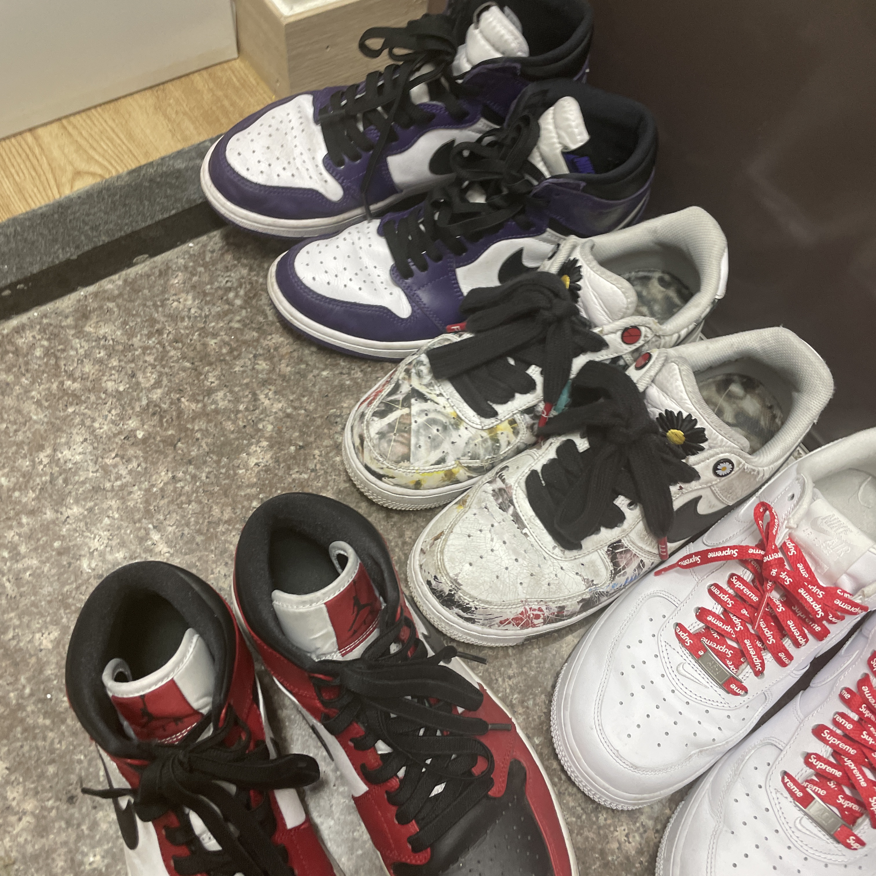 Jordan 1 Mid Chicago Black Toe, Nike x Supreme Air Force 1 Low White 착용 스타일
