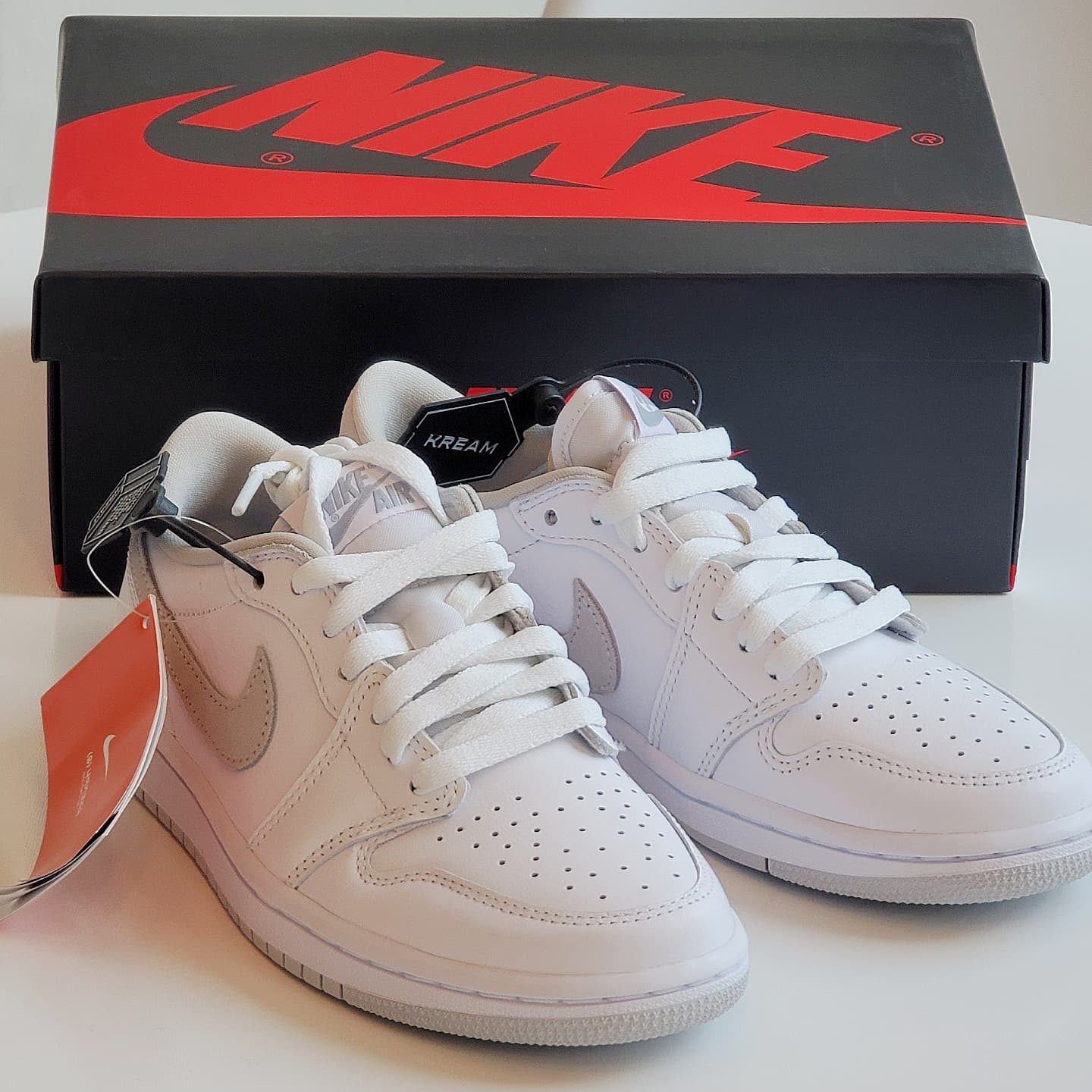 (W) Jordan 1 Low OG Neutral Grey, Jordan Sport Dri-Fit T-Shirt White - Asia 착용 스타일 - 2