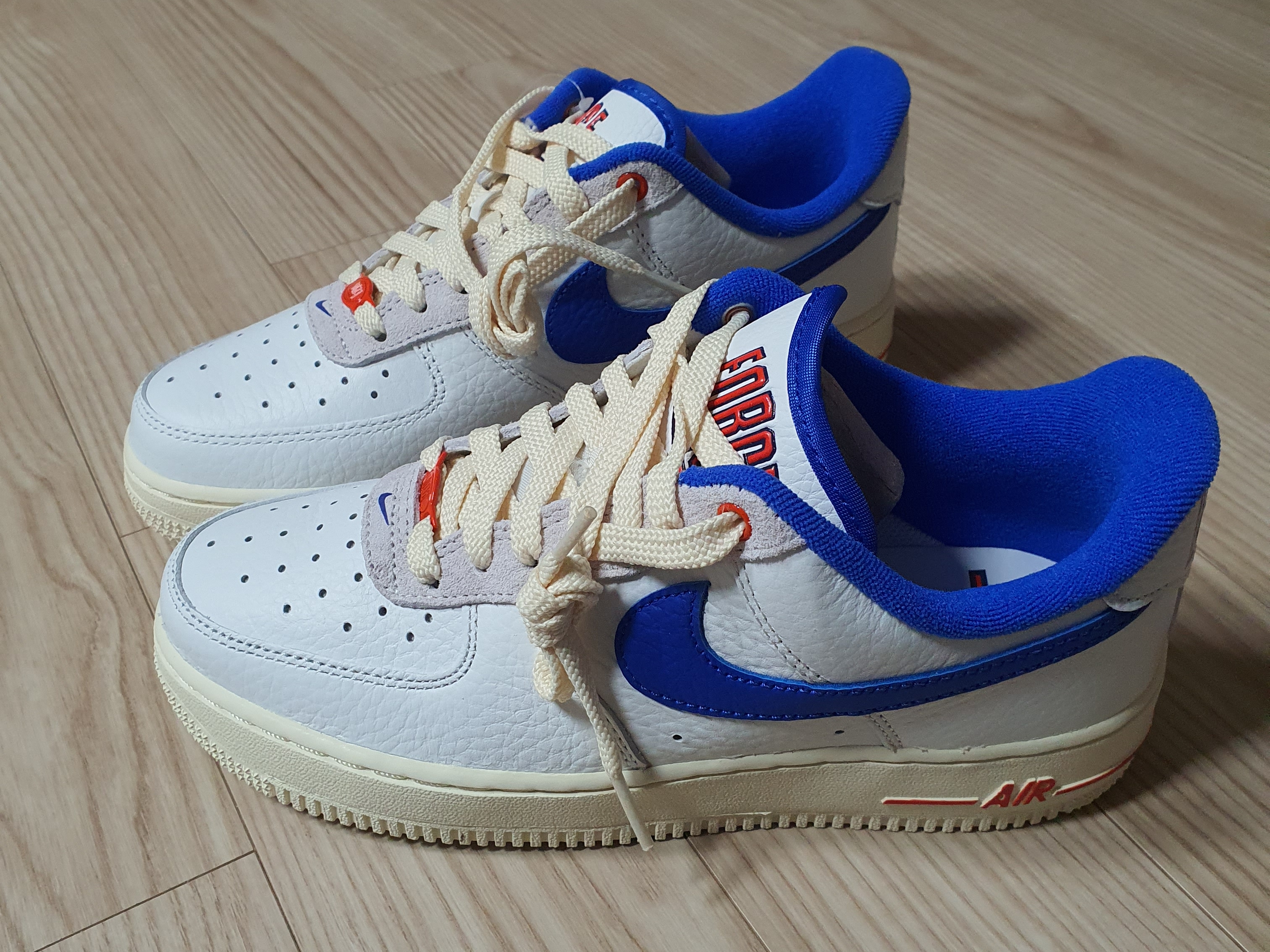 (W) Nike Air Force 1 '07 LX University Blue and Summit White 착용 스타일 - 3