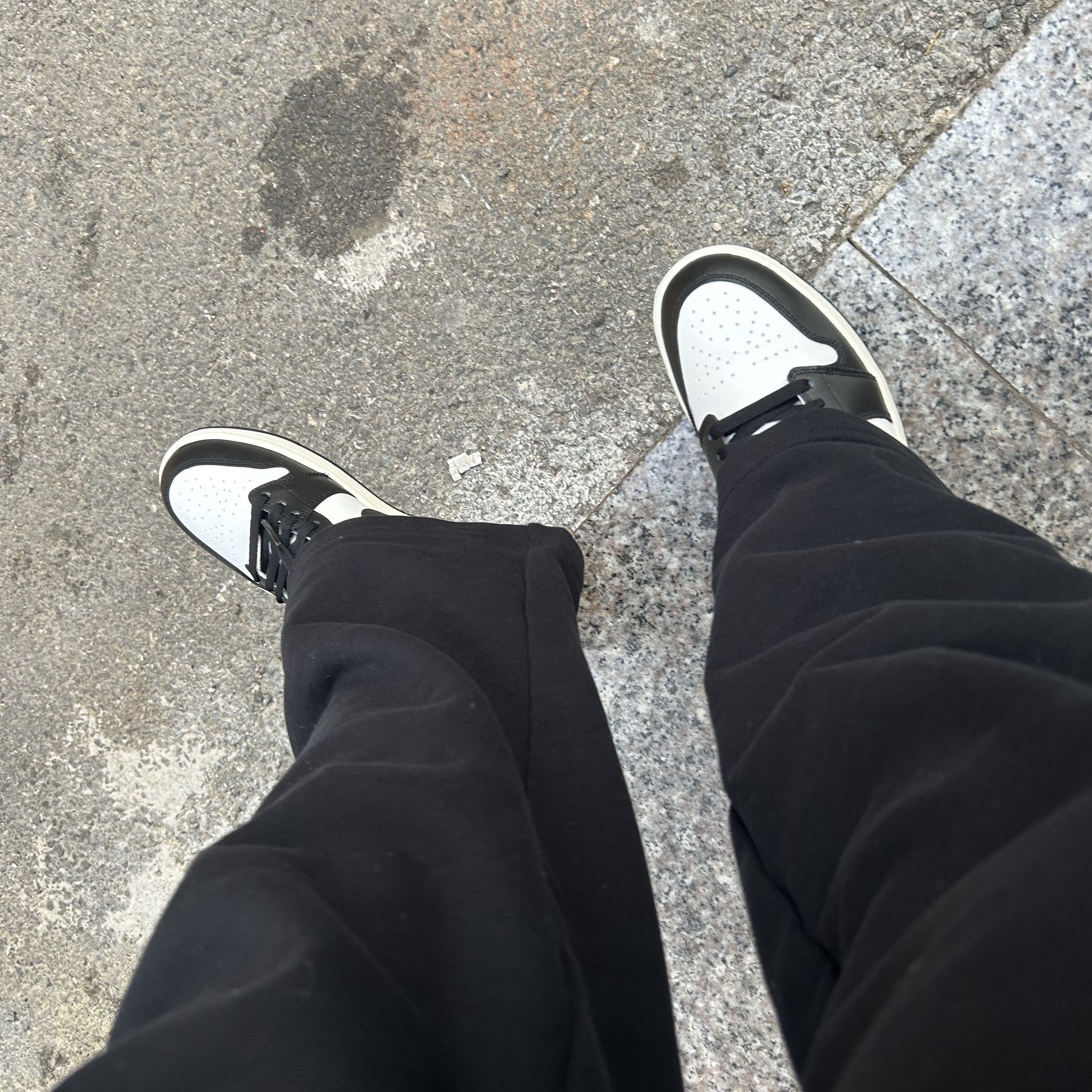 (W) Jordan 1 Mid Black Gym Red 착용 스타일 - 3