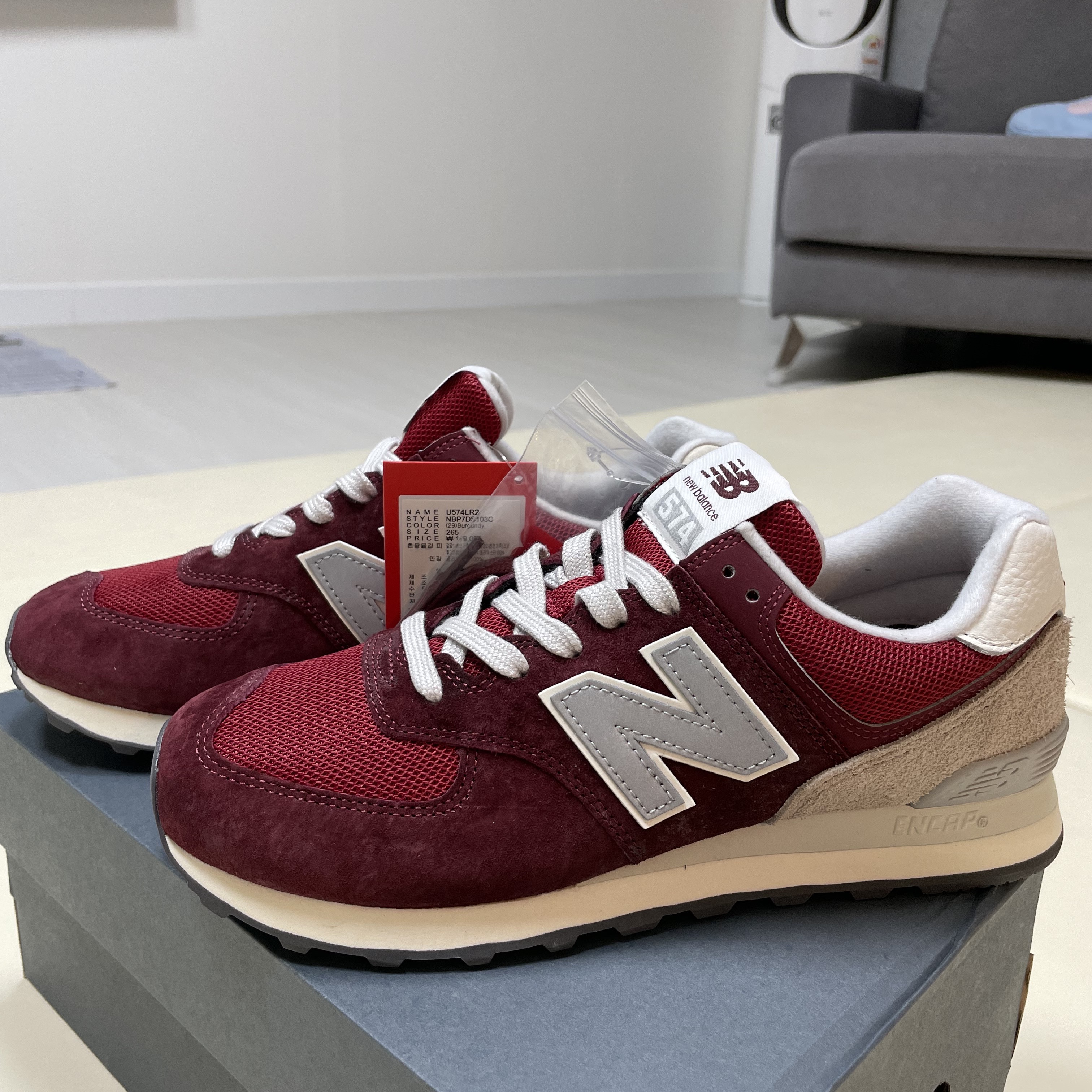 New Balance 574 Classics Lunar New Year Classic Crimson 착용 스타일 - 1