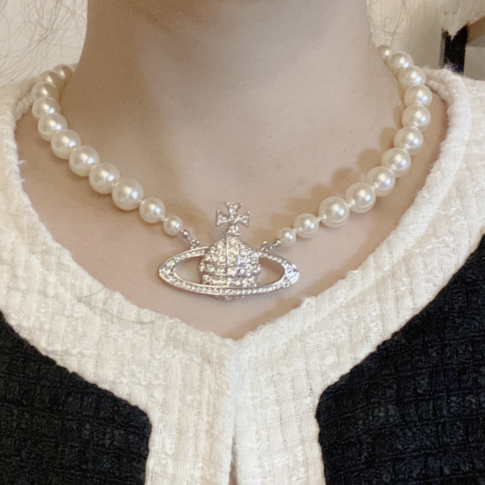 Vivienne Westwood One Row Pearl Bas Relief Choker Silver 착용 스타일