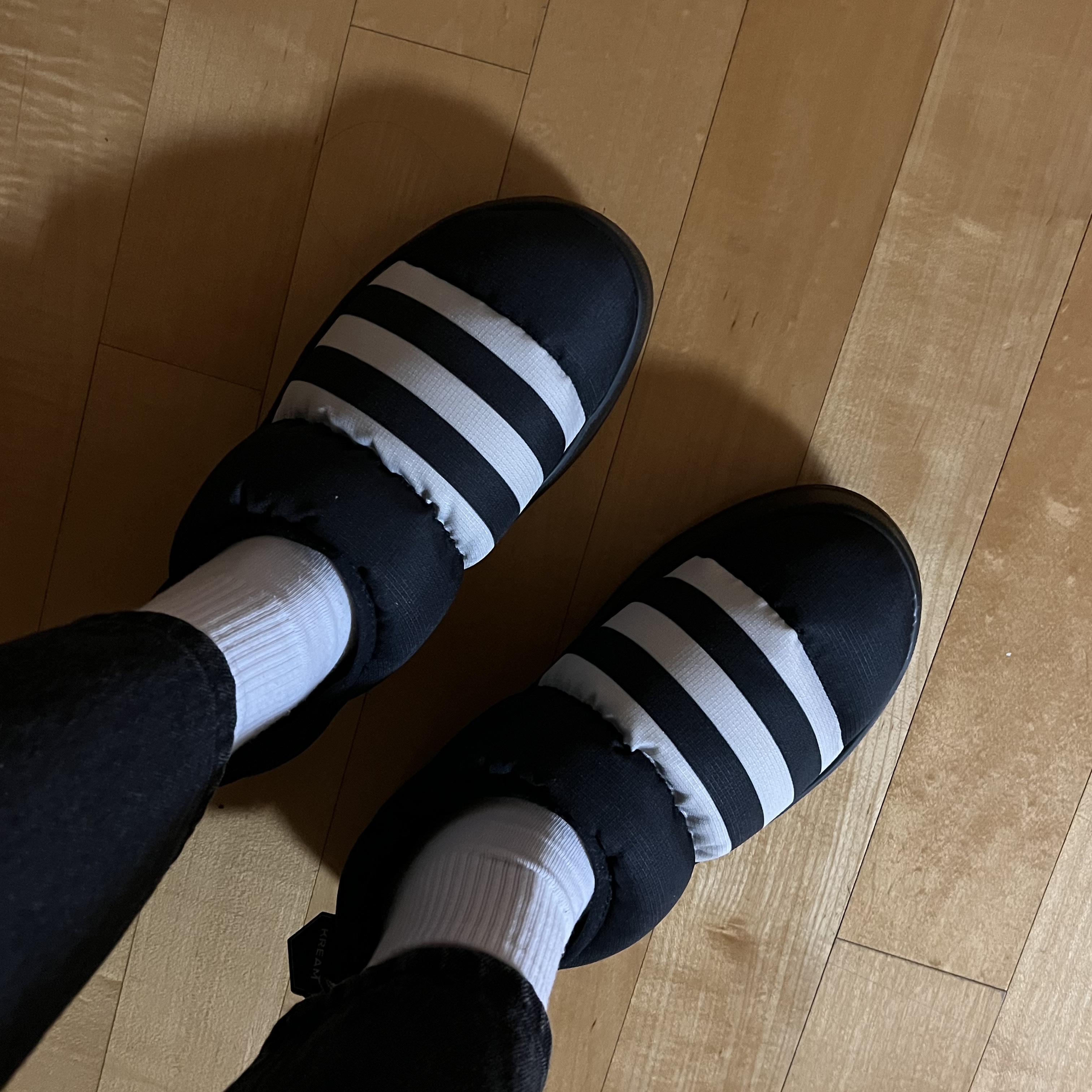 Adidas Puffylette Core Black 착용 스타일 - 2