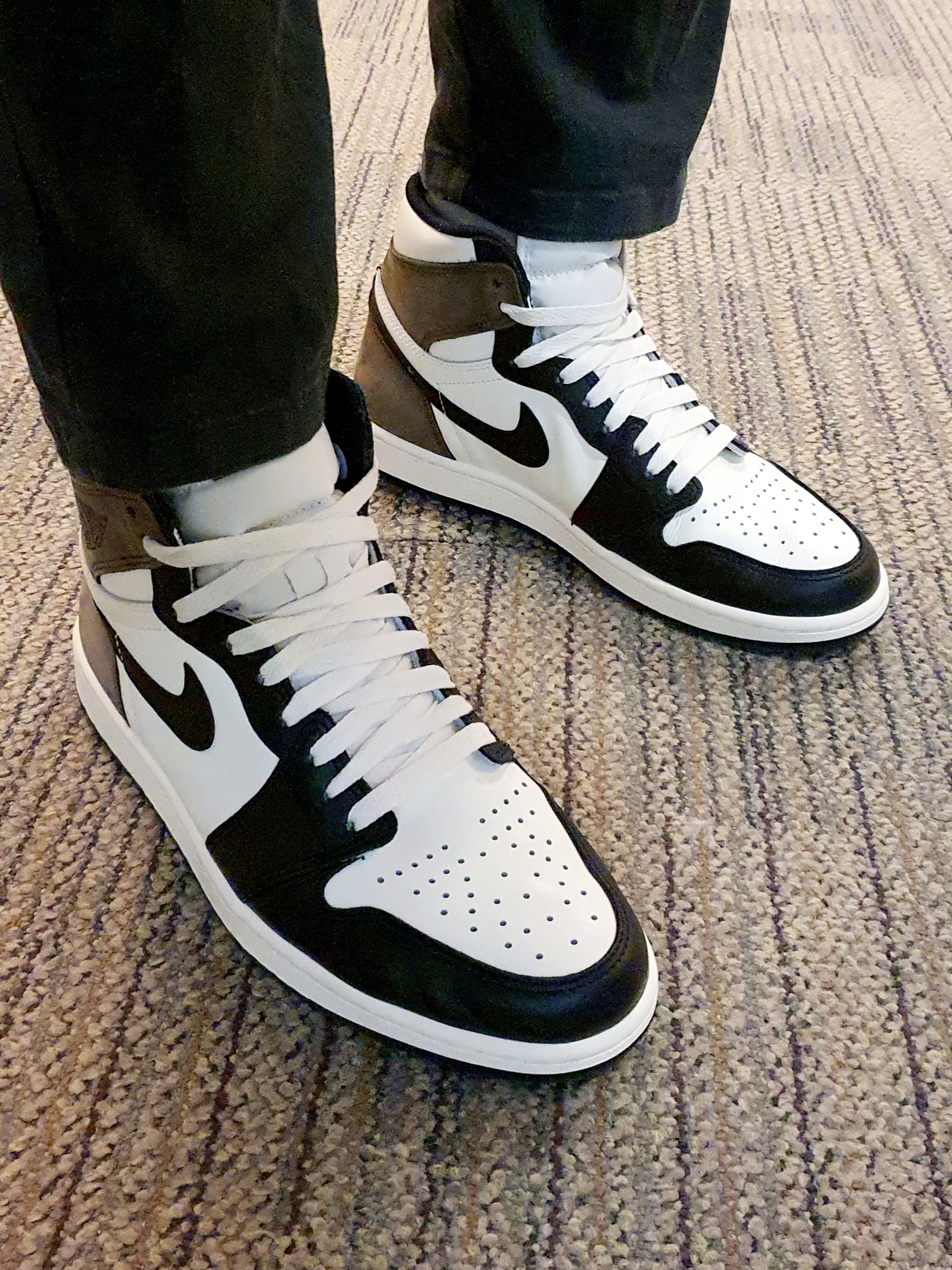 Jordan 1 Retro High OG Black Mocha 착용 스타일 - 1