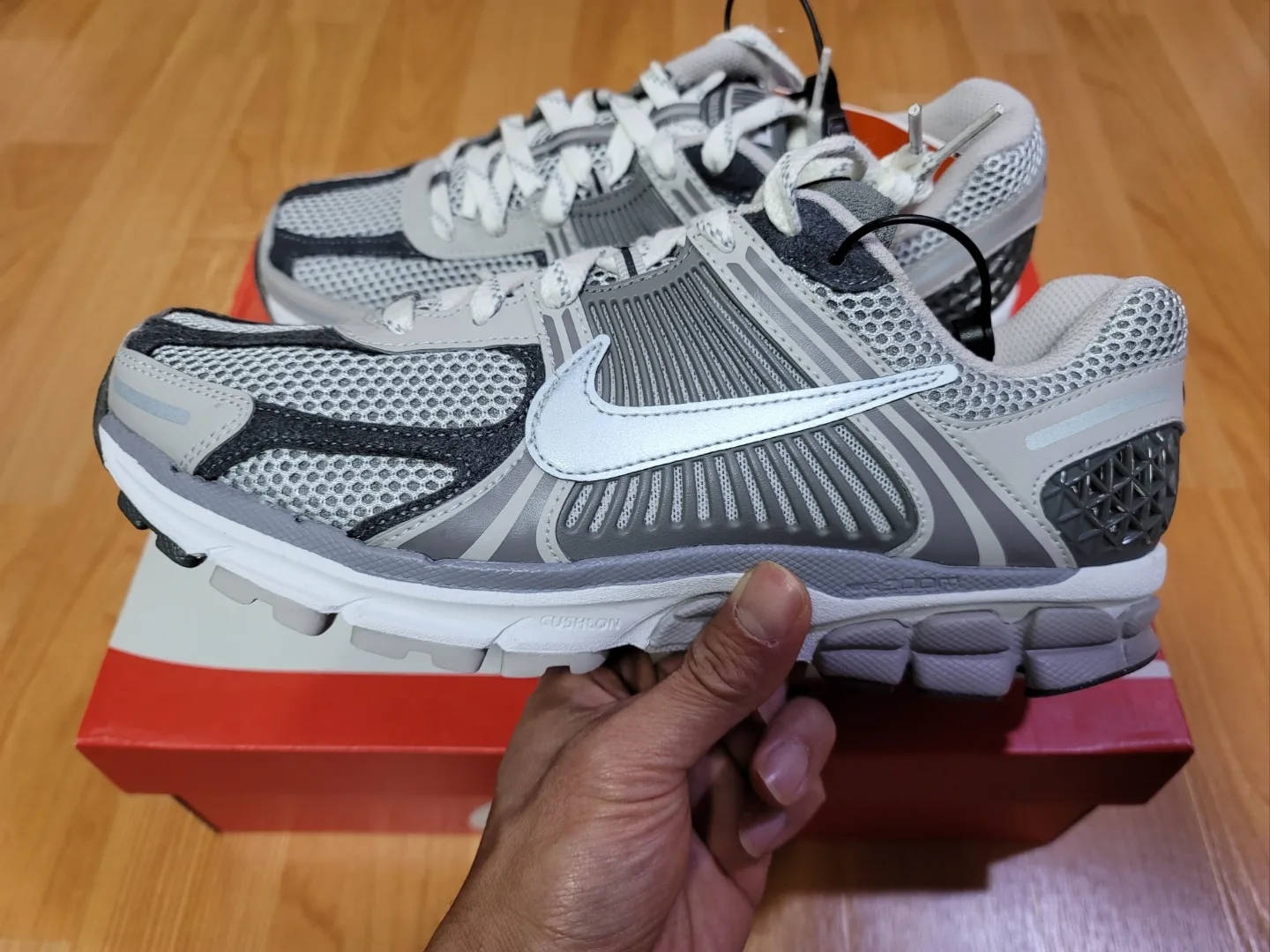 Nike Zoom Vomero 5 PRM Light Iron Ore and Flat Fewter 착용 스타일 - 1