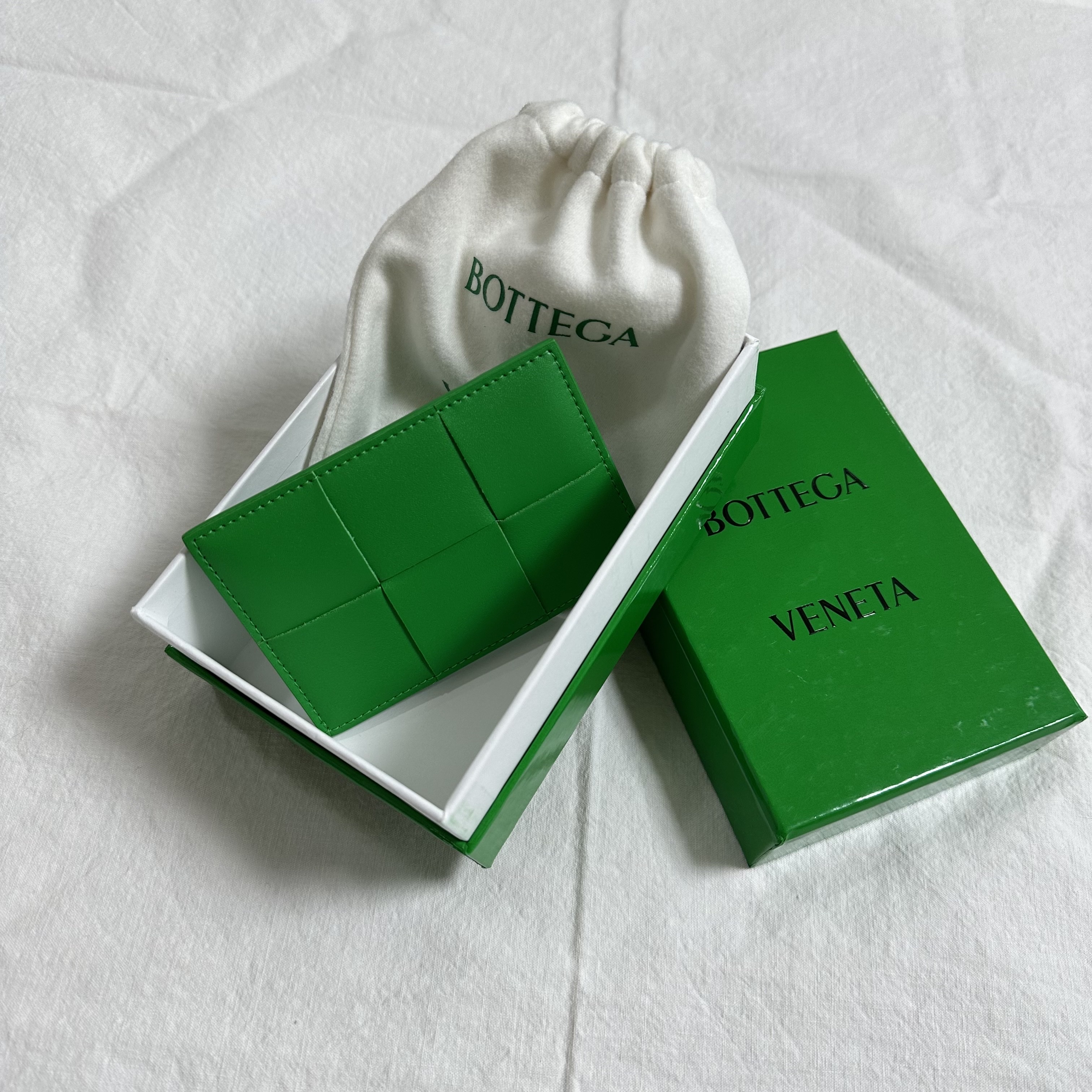 Bottega Veneta Credit Card Case Calfskin Parakeet 착용 스타일