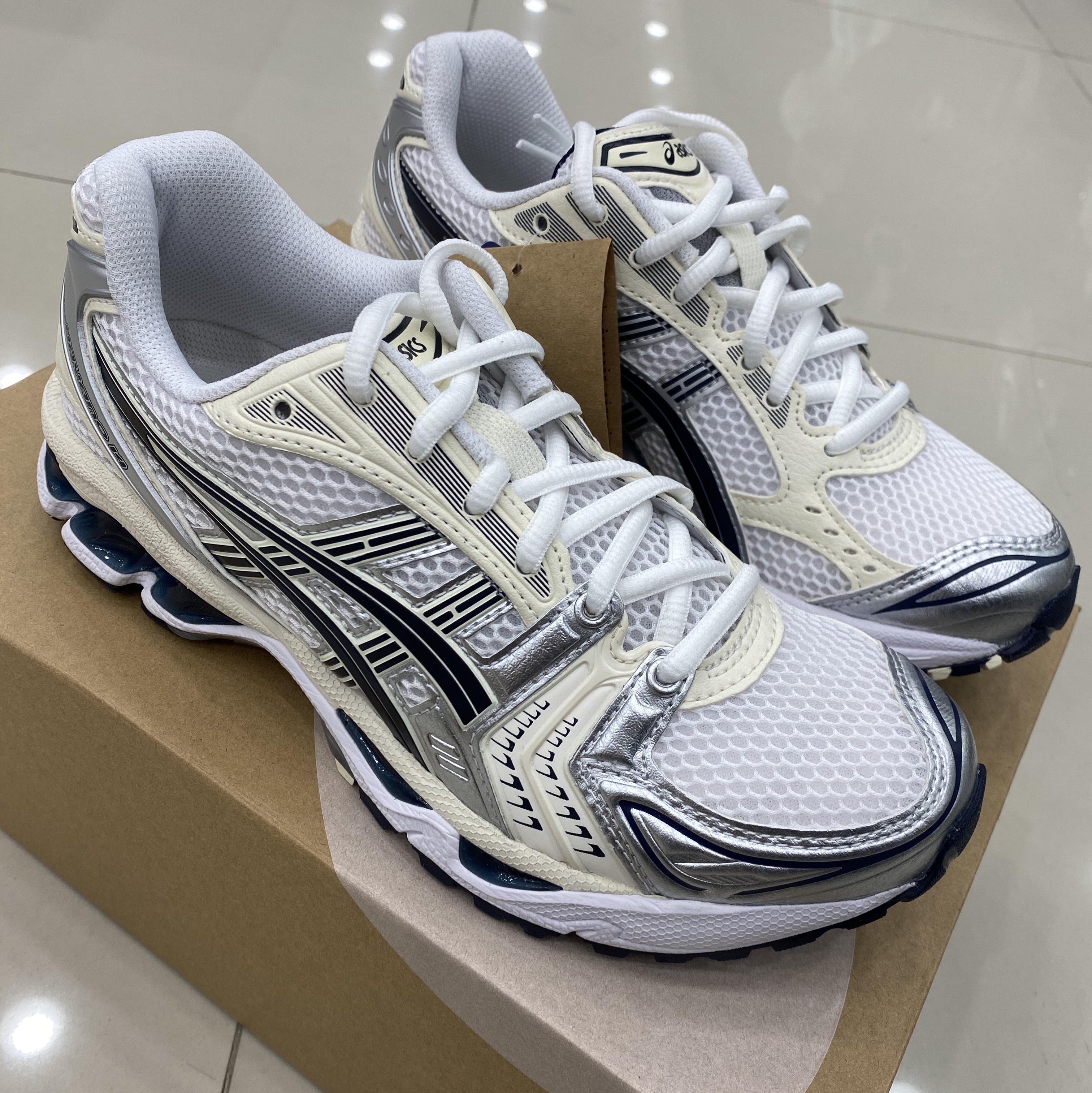 (W) Asics Gel-Kayano 14 White Midnight 착용 스타일