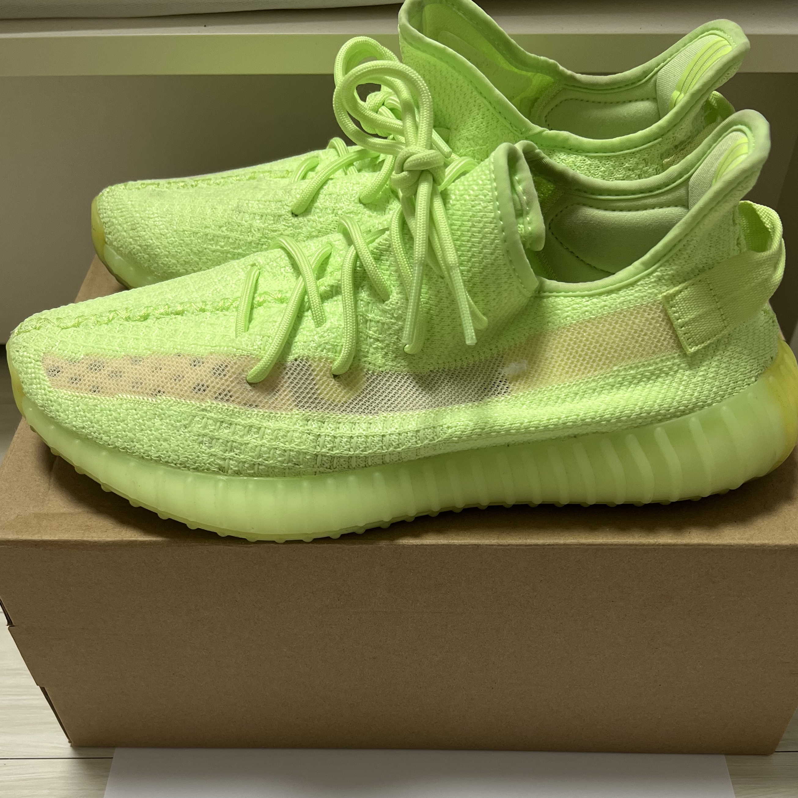 Adidas Yeezy Boost 350 V2 Glow 착용 스타일