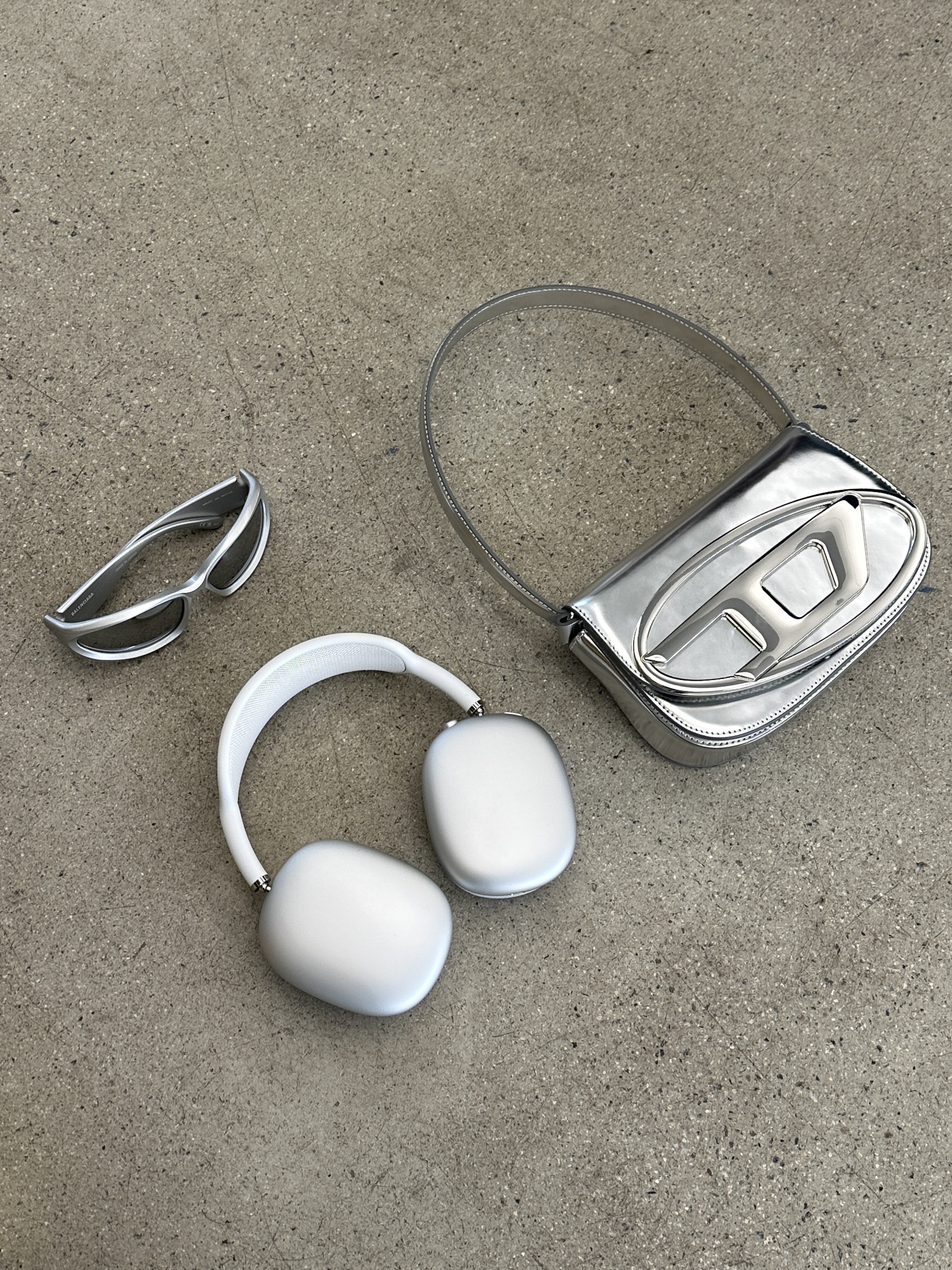 Diesel 1DR Shoulder Bag in Mirrored Leather Silver, Apple AirPods Max Lightning Silver (Korean Ver.) 착용 스타일 - 2