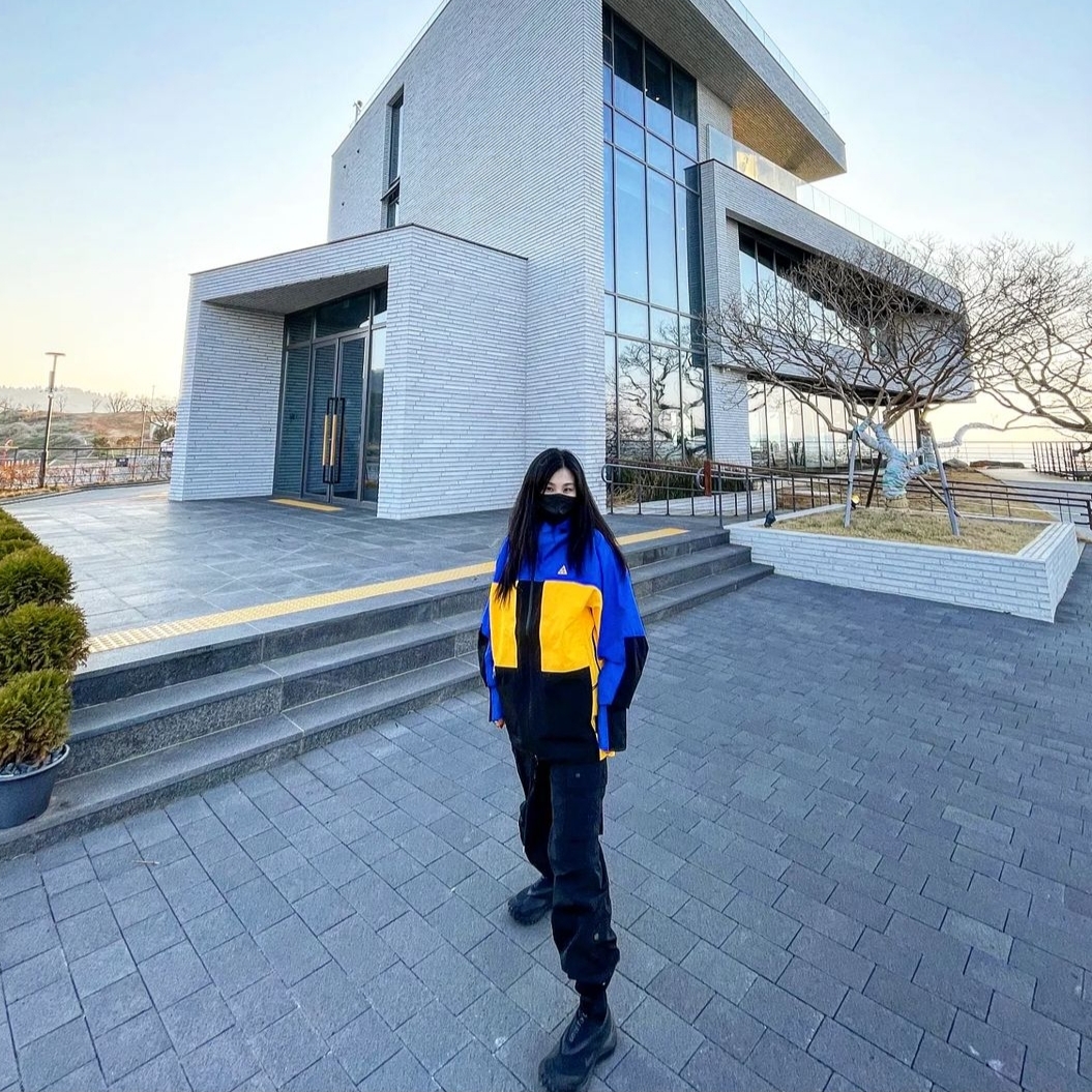 Nike ACG Mountain Fly Gore-Tex Black and Dark Grey, Nike ACG Gore-Tex Misery Ridge Jacket Hyper Royal - US/EU 착용 스타일 - 2