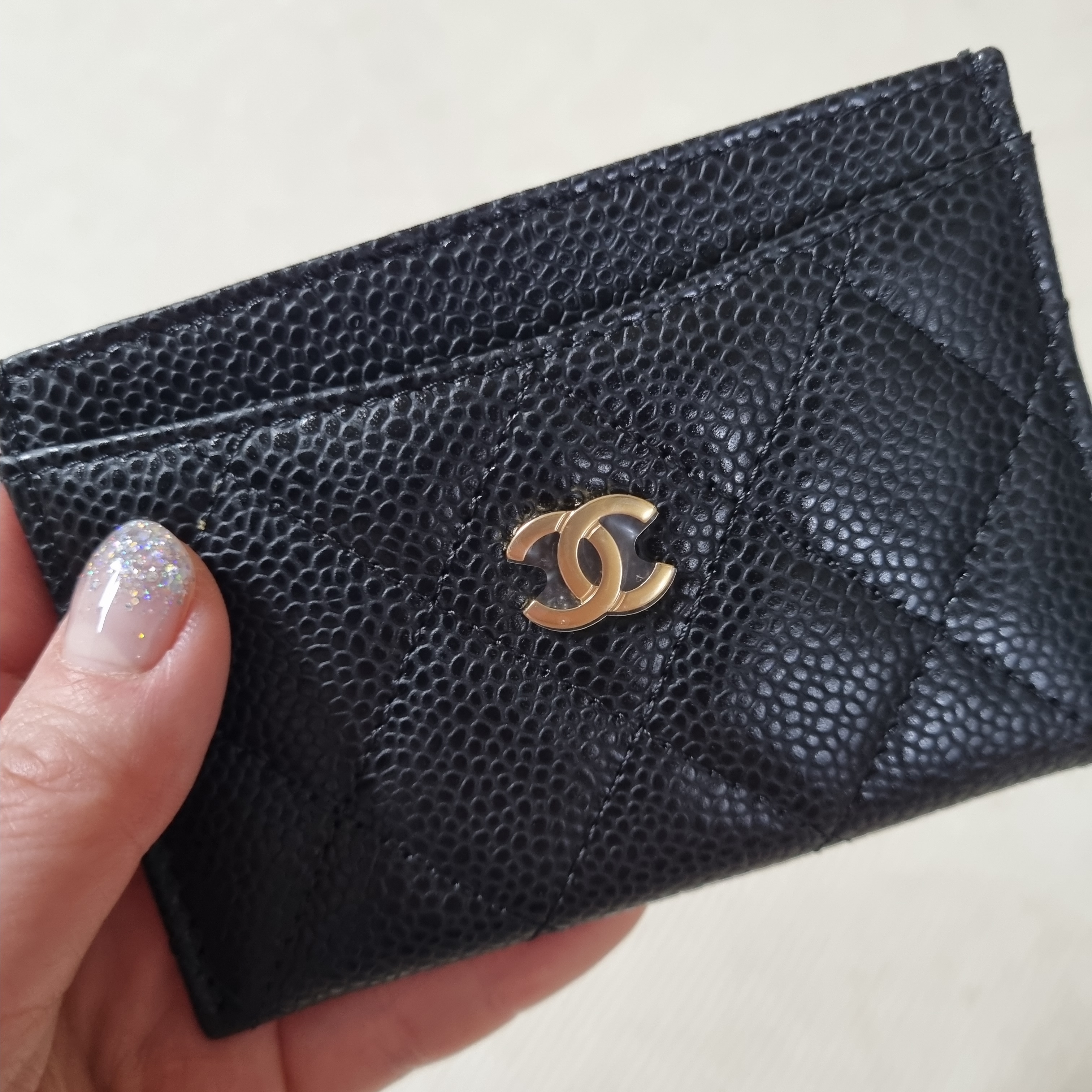 Chanel Classic Card Holder Grained Calfskin & Gold Black 착용 스타일