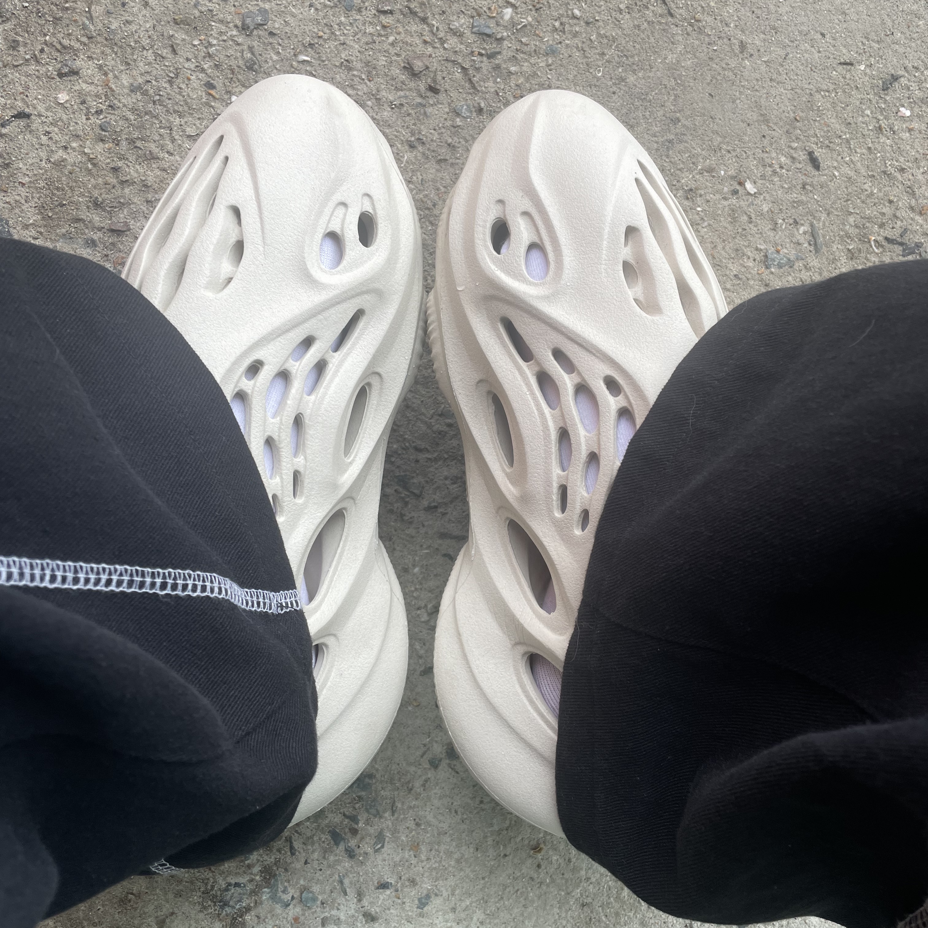 Adidas Yeezy Foam RNNR Sand 착용 스타일
