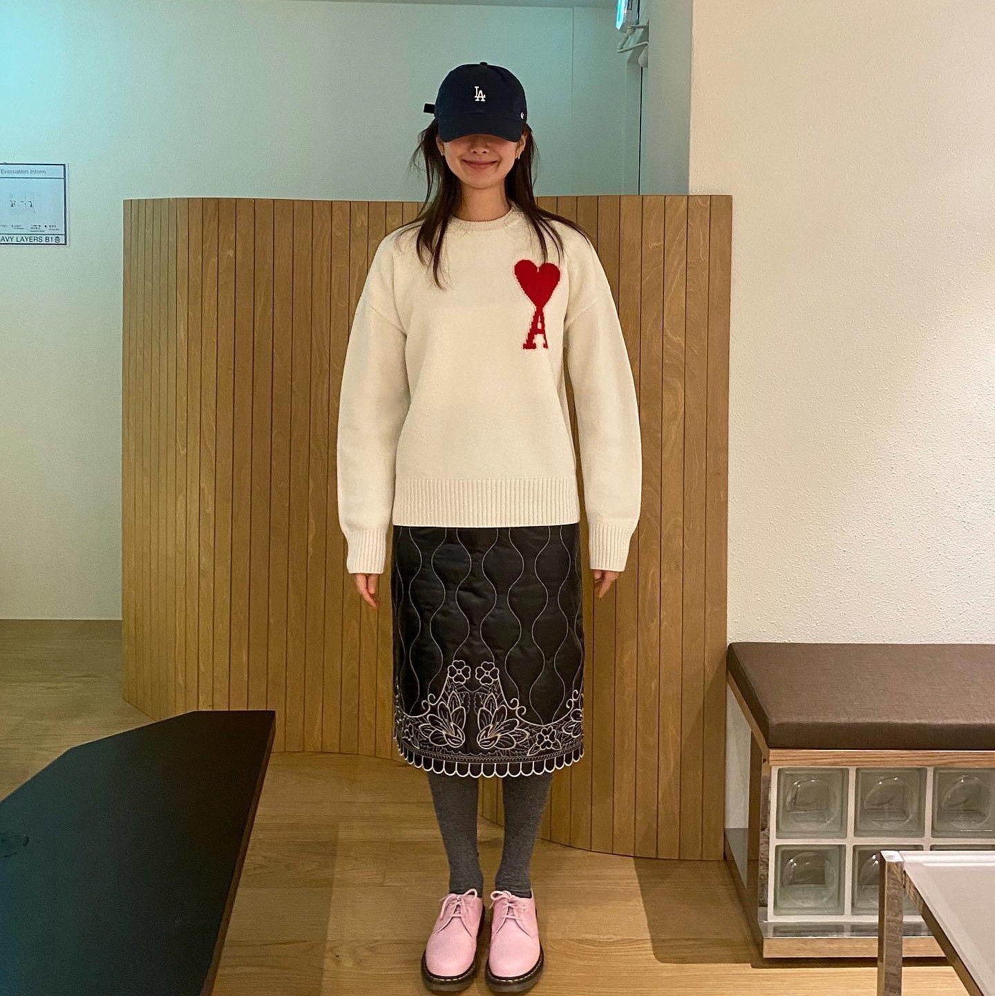AMI de Coeur Oversize Intarsia Sweater Off White Red 착용 스타일