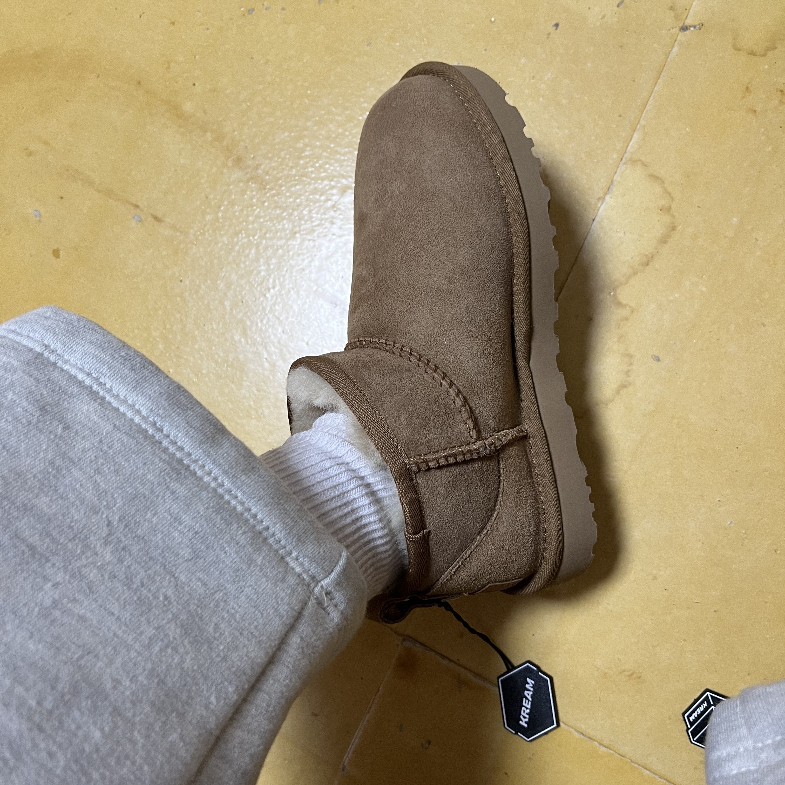 (W) UGG Classic Ultra Mini Boots Chestnut 착용 스타일 - 2