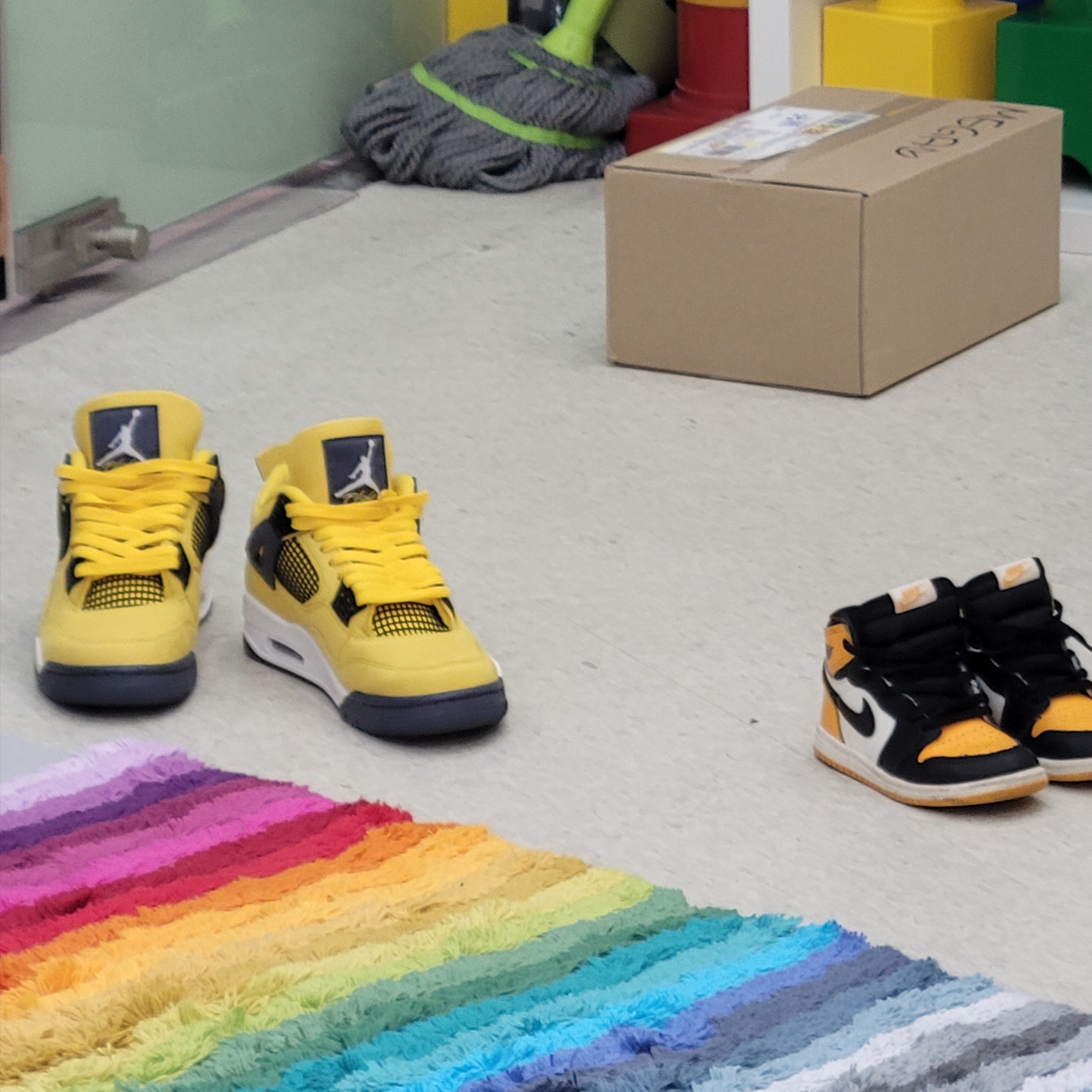 (PS) Jordan 1 Retro High OG Taxi, Jordan 4 Retro Tour Yellow 착용 스타일
