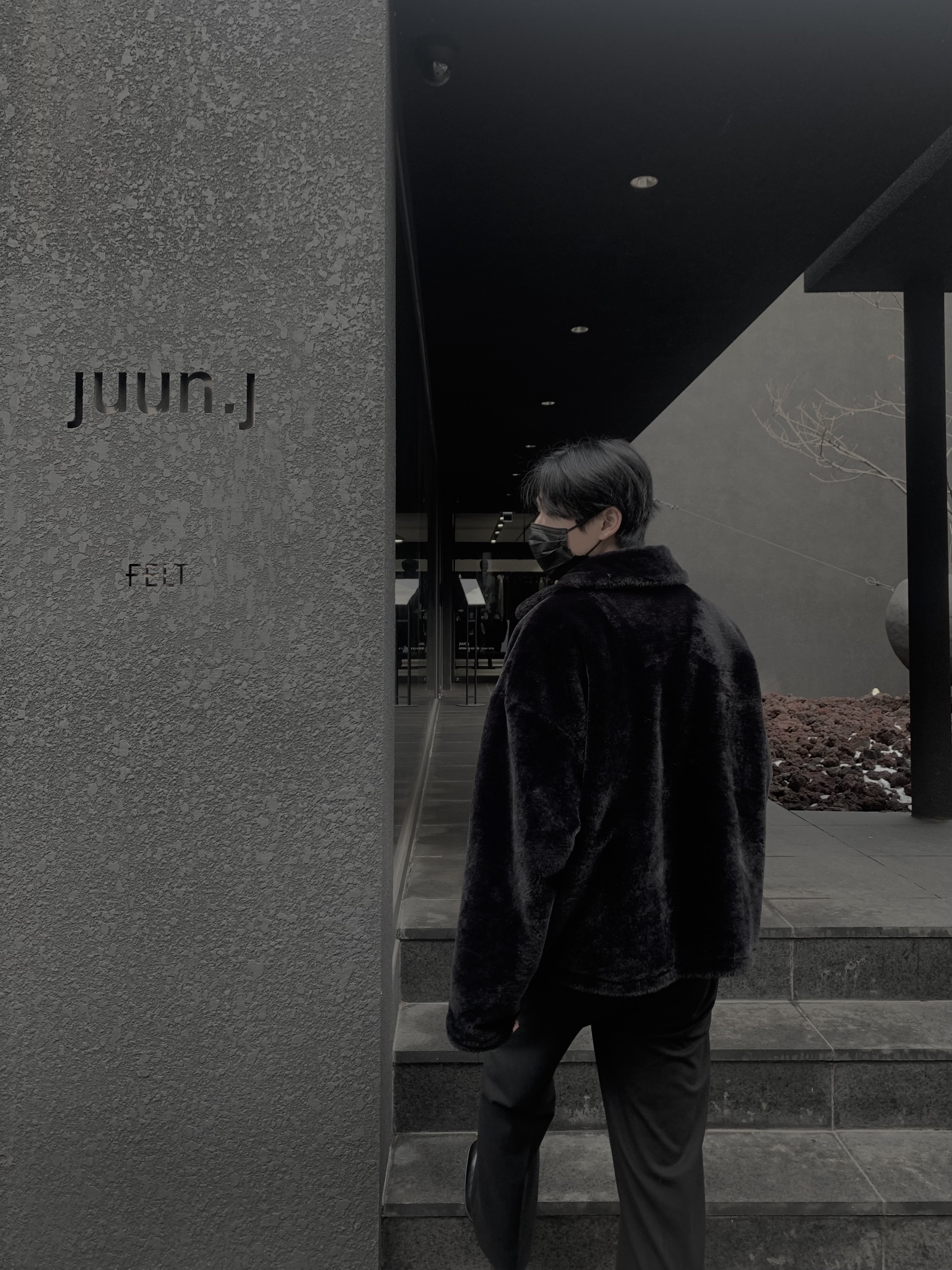 Saint Laurent Wyatt Chelsea Boots in Smooth Leather Black 착용 스타일