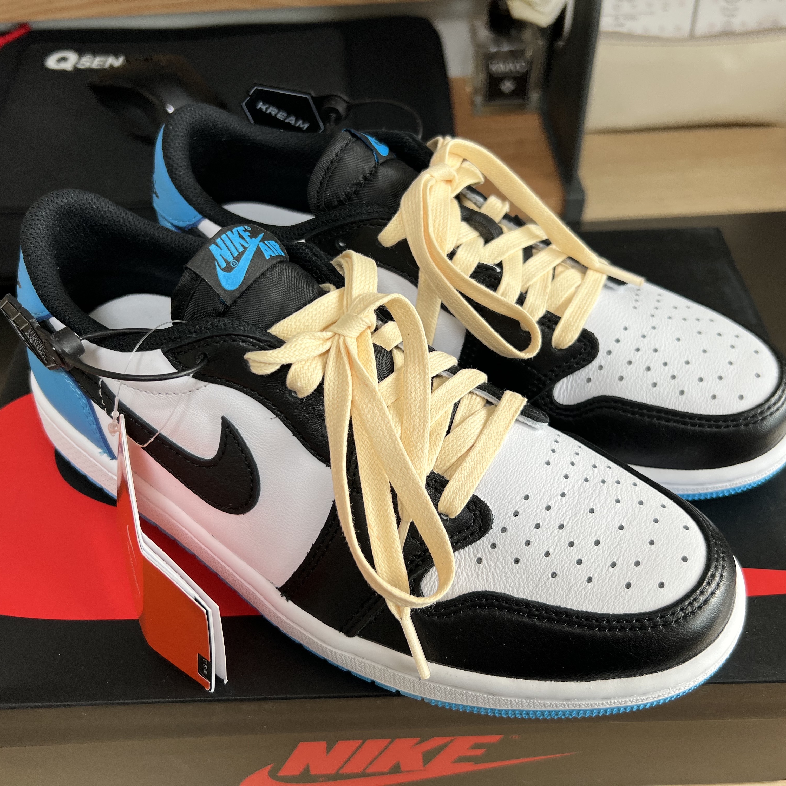 Jordan 1 Retro Low OG Black and Dark Powder Blue 착용 스타일 - 1