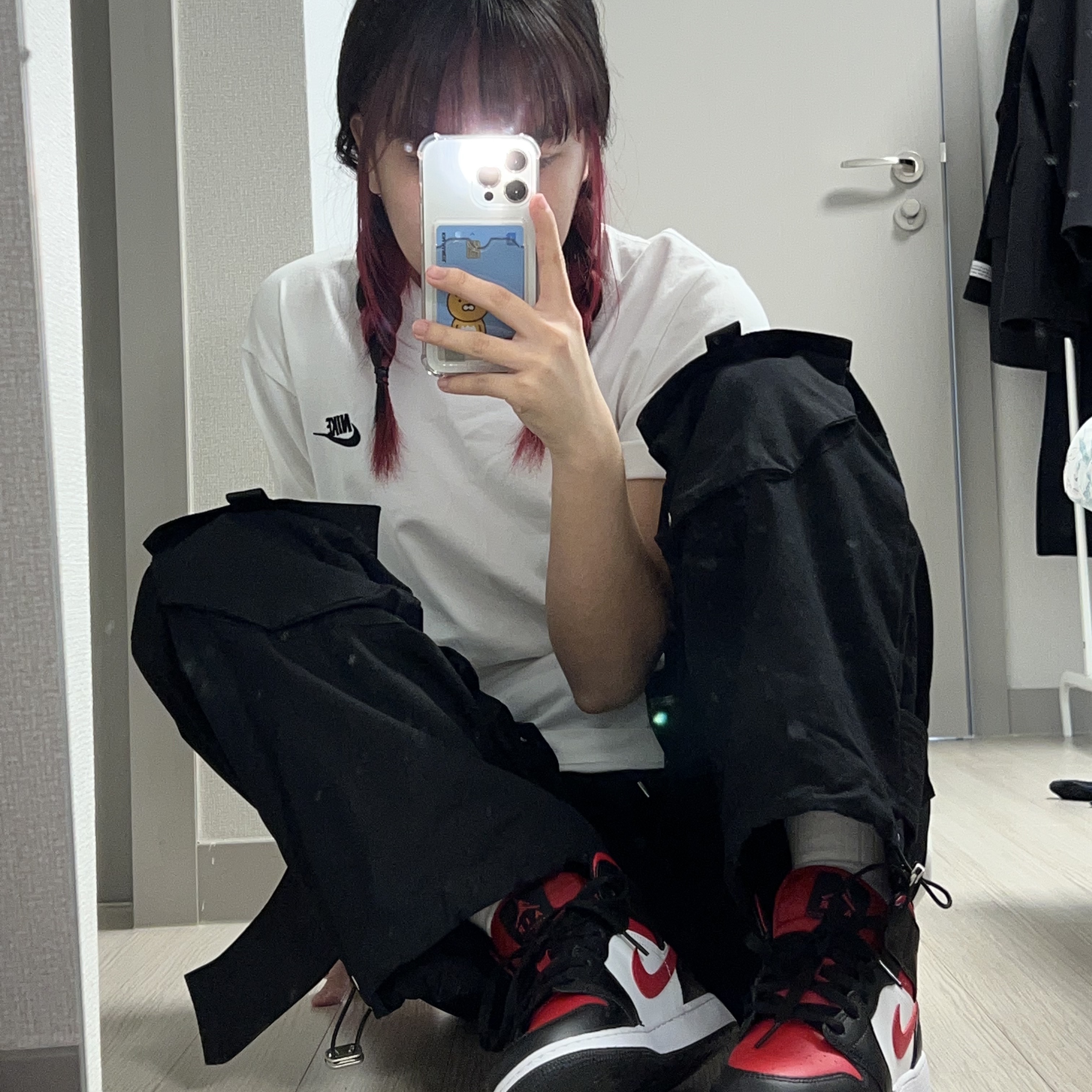 (GS) Jordan 1 Mid Black Fire Red 착용 스타일 - 3