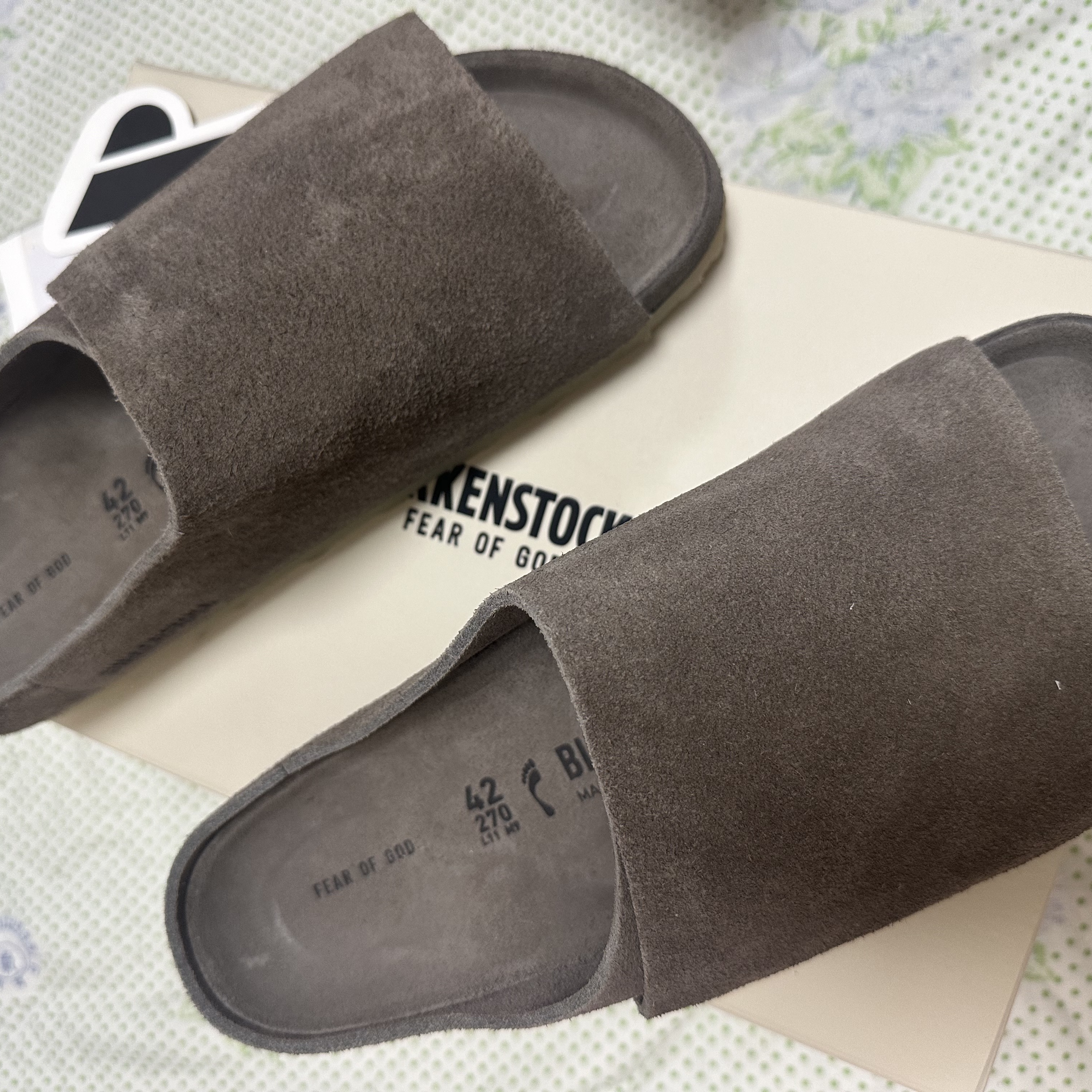 Fear of God x Birkenstock Los Feliz Suede Ash 착용 스타일 - 1