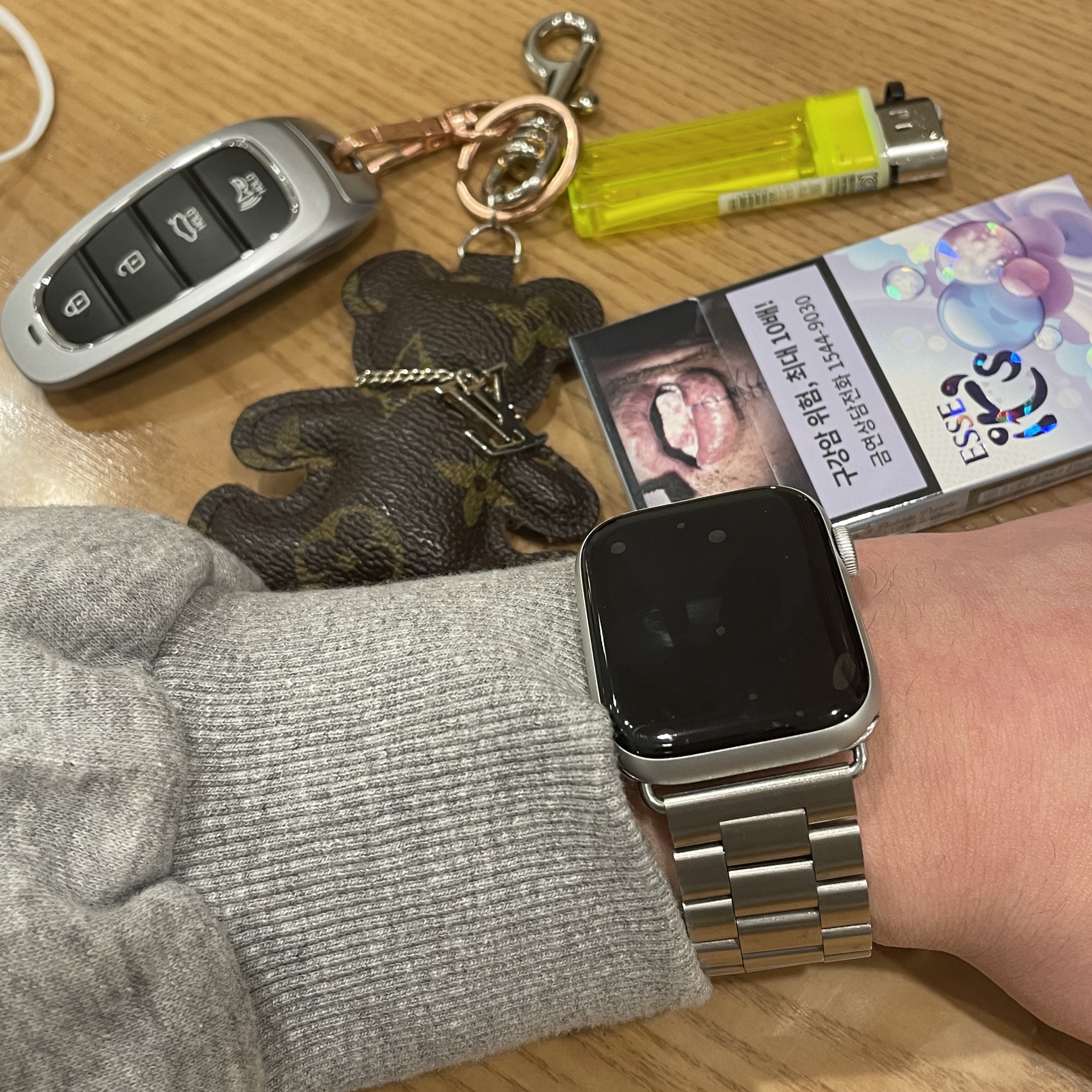 Apple Watch SE 44mm GPS Silver Aluminum Case with Sport Band White (Korean Ver.) 착용 스타일