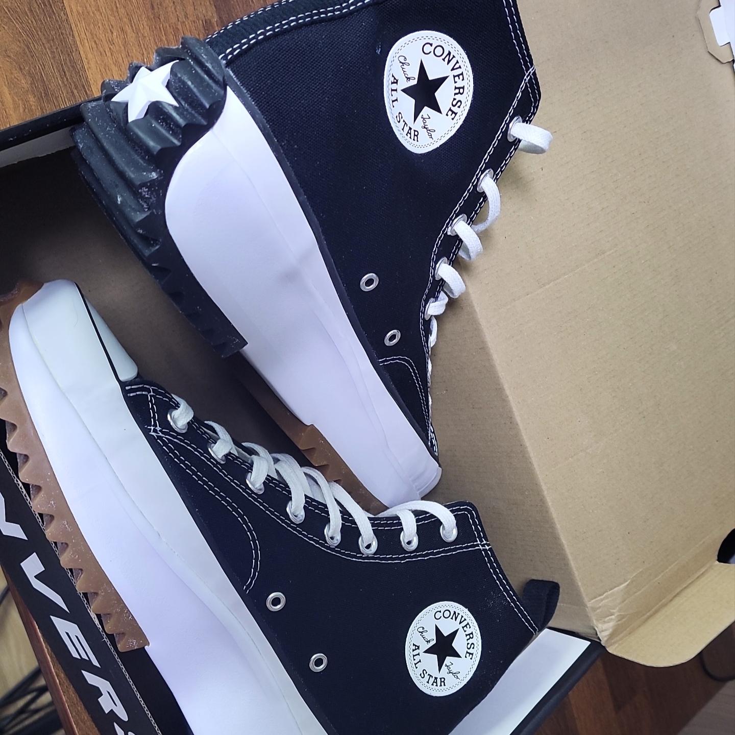 Converse Run Star Hike Hi Black White Gum 착용 스타일