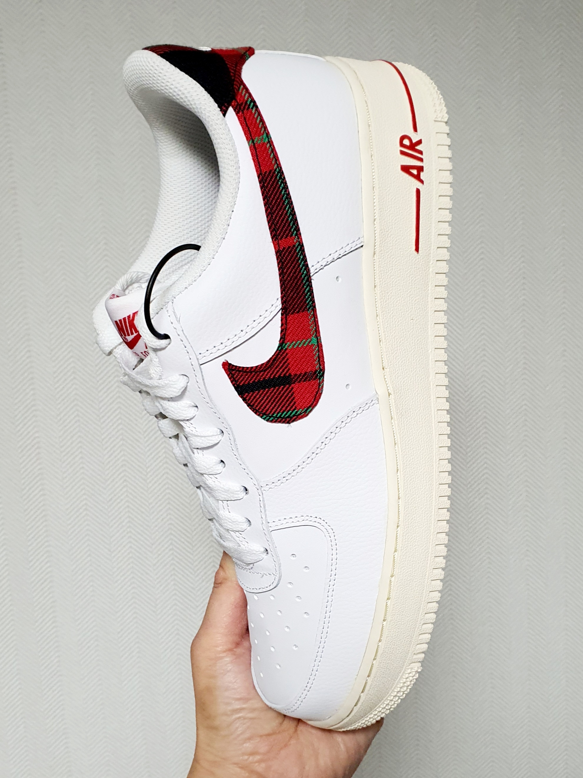 Nike Air Force 1 Low University Red Stadium Green 착용 스타일