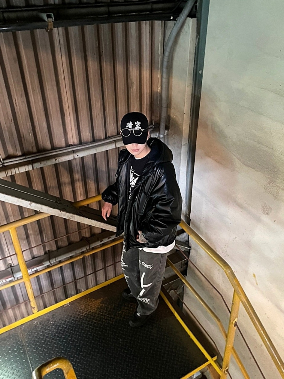 Nike x Supreme Air Force 1 Low Black, Darkr8m Studio White Logo Cap 착용 스타일 - 2
