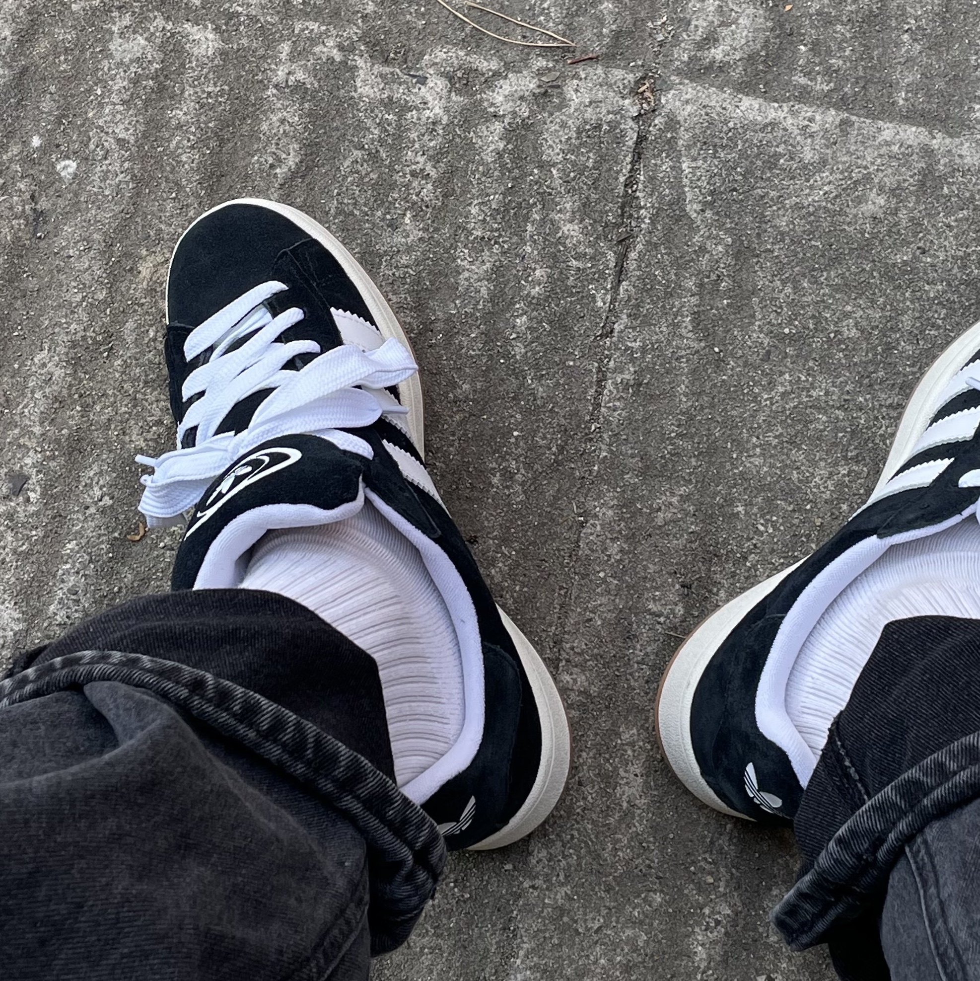 Adidas Campus 00s Core Black Cloud White 착용 스타일