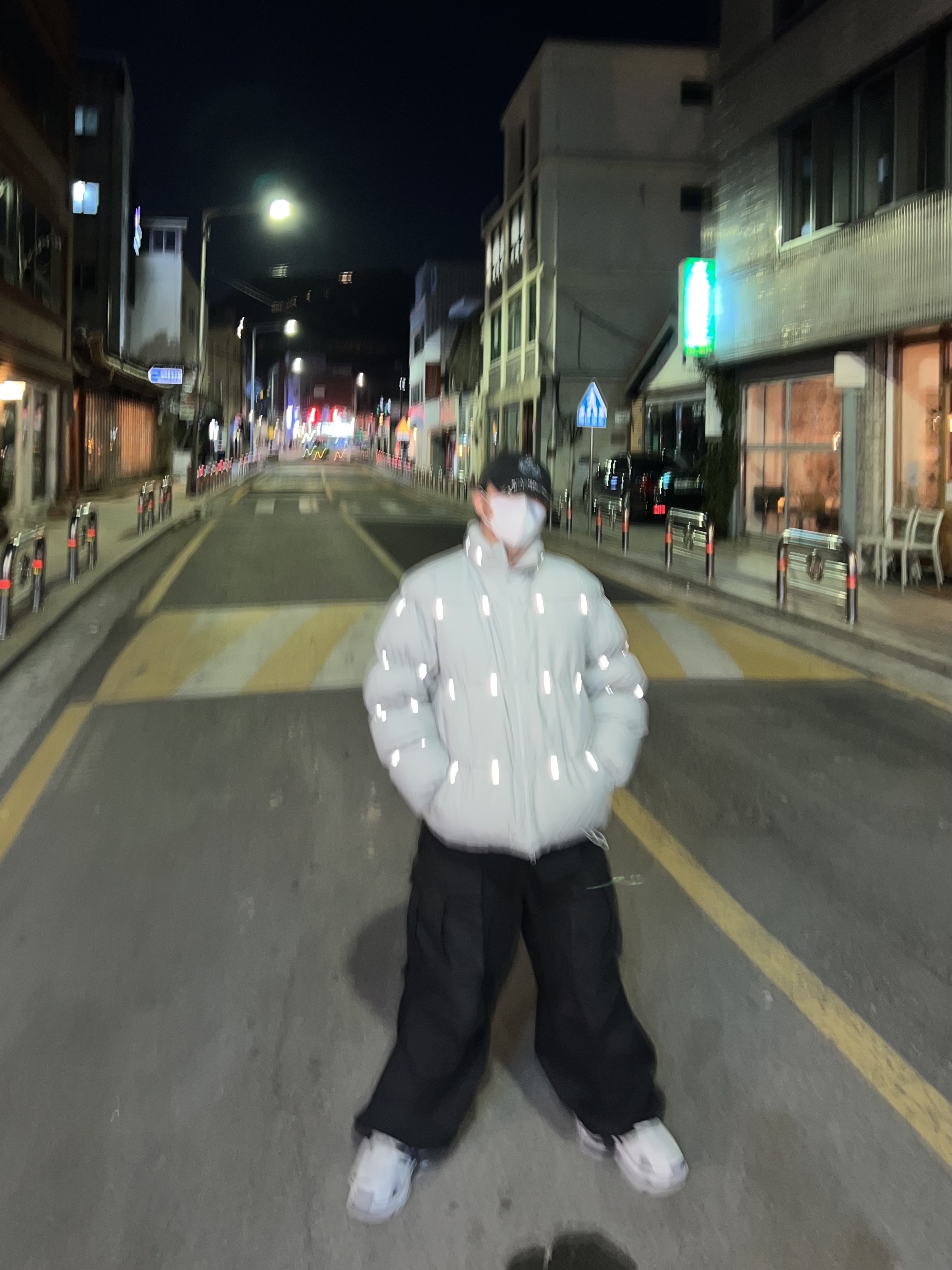 Balenciaga x Adidas Triple S Sneakers White Black, Apple AirPods Max Lightning Silver (Korean Ver.) 착용 스타일 - 2