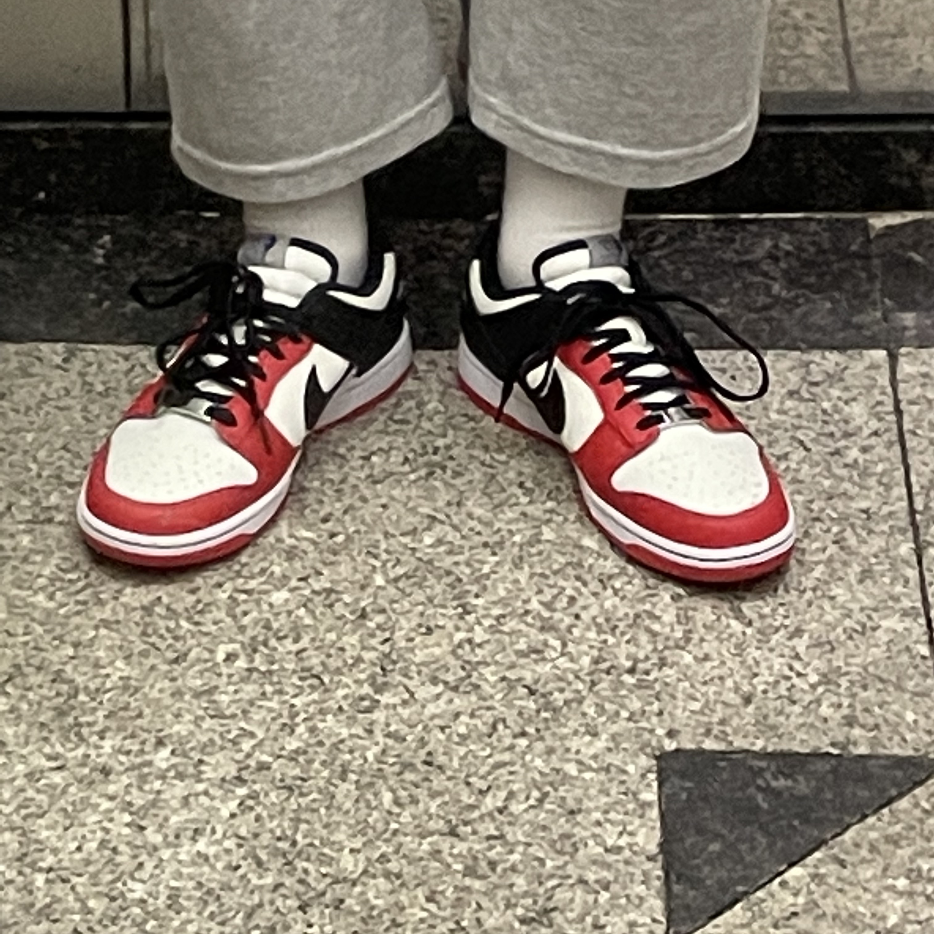 Nike x NBA Dunk Low Retro EMB Black and Chile Red 착용 스타일 - 2