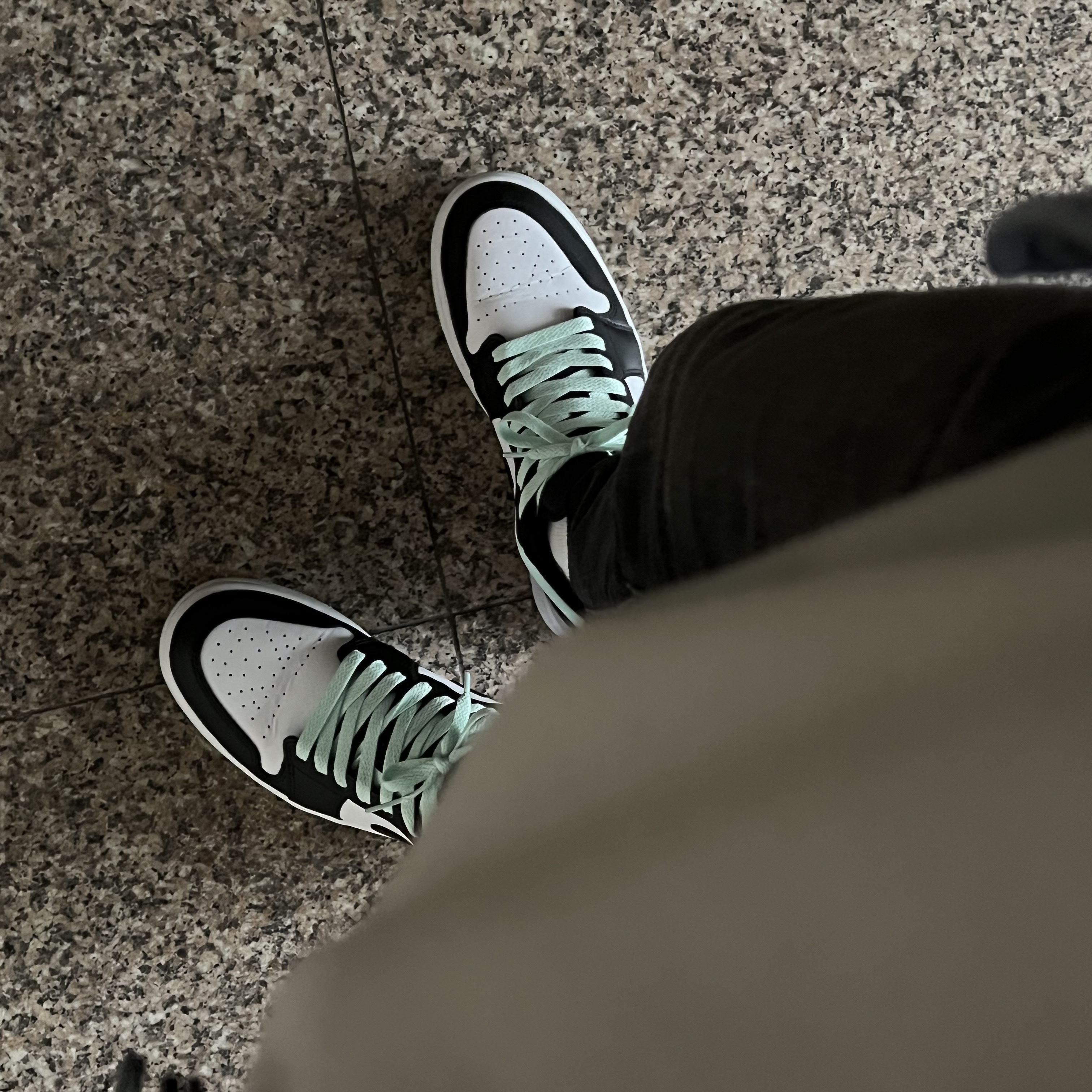 Jordan 1 Low SE White Black Tie-Dye 착용 스타일