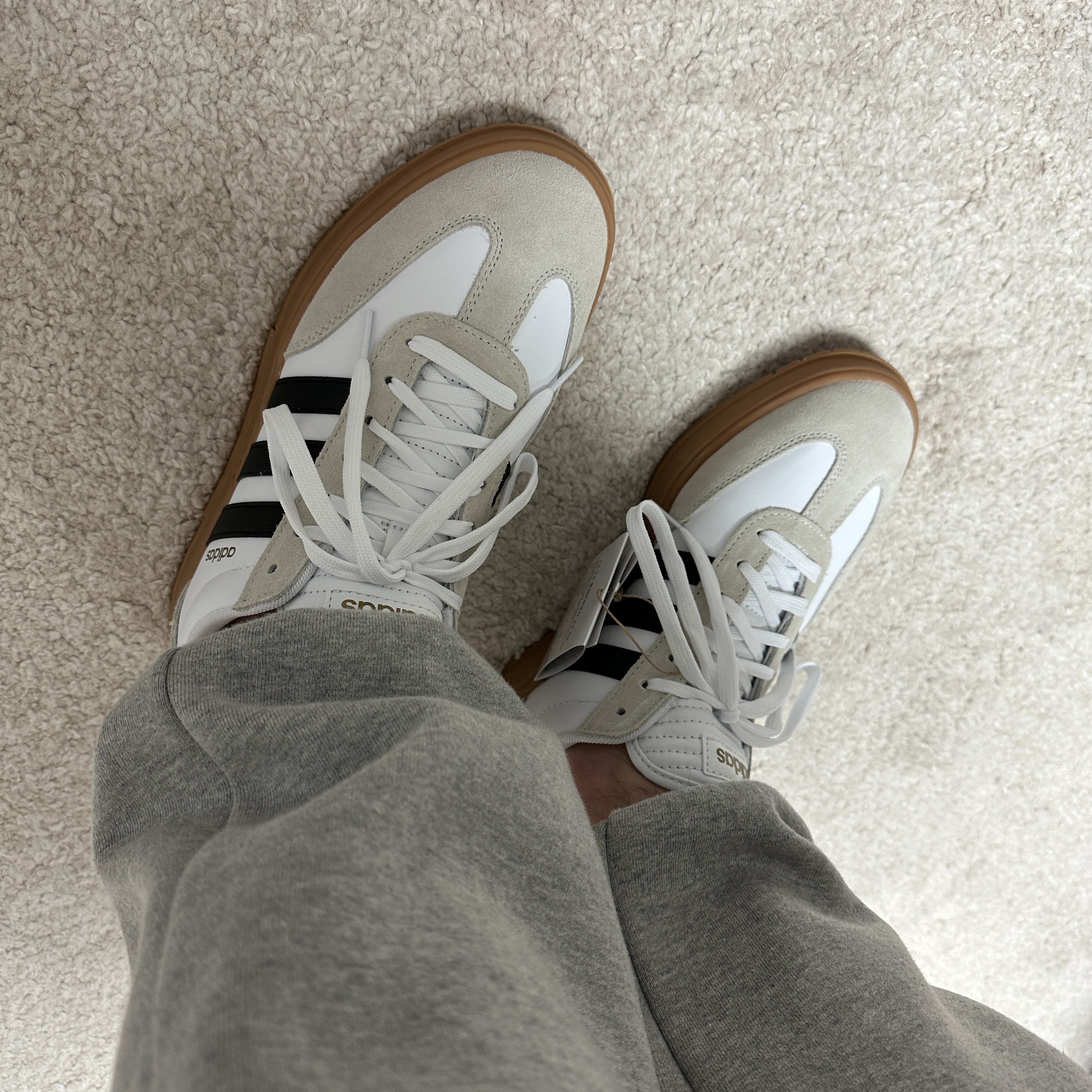 Adidas Gradas White Core Black 착용 스타일 - 2