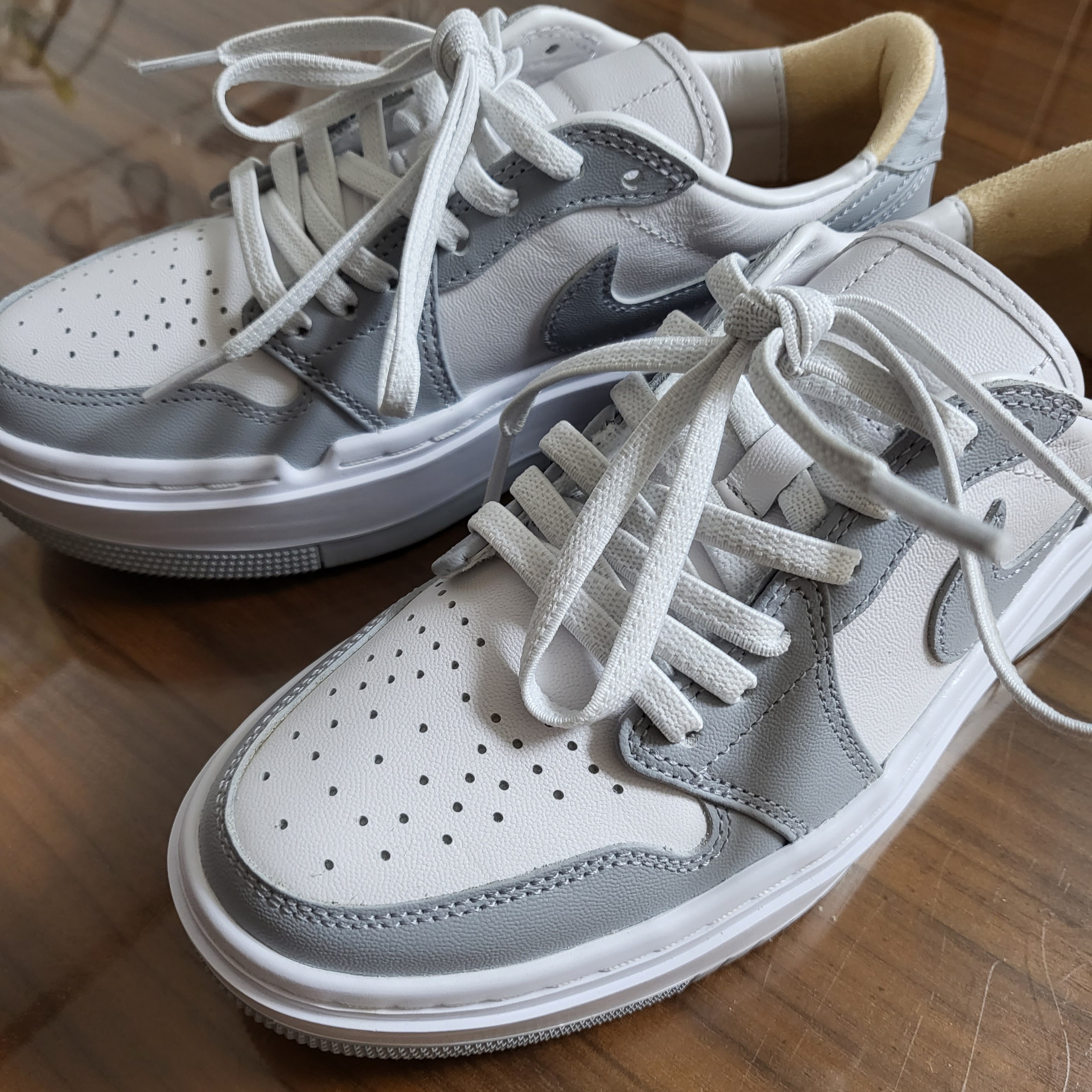 (W) Jordan 1 Elevate Low White and Wolf Grey 착용 스타일 - 2