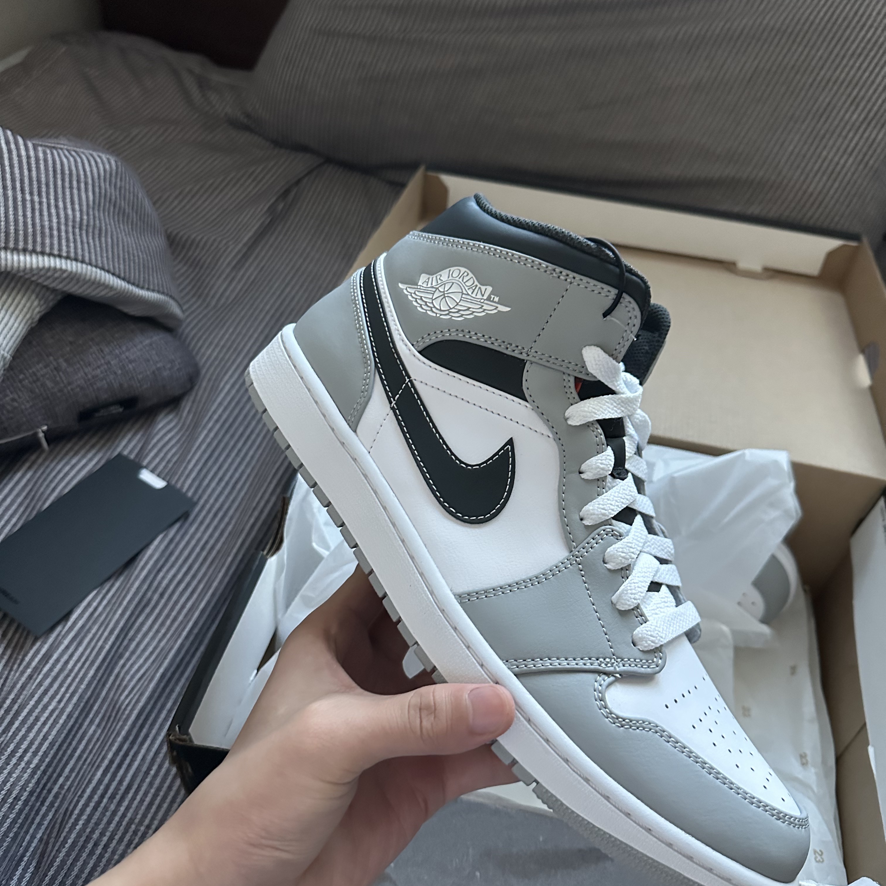 Jordan 1 Mid Light Smoke Grey Anthracite 착용 스타일 - 3
