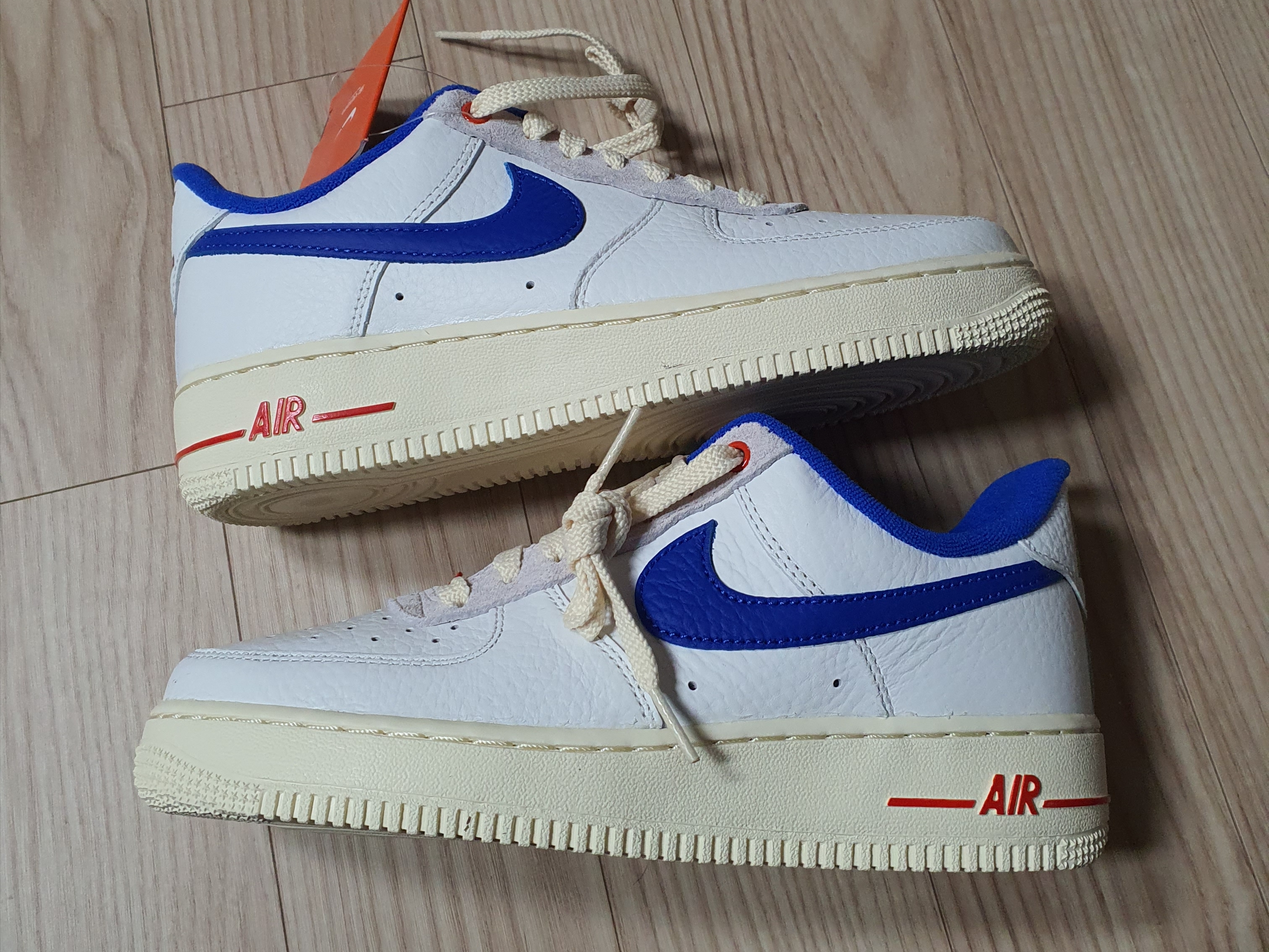(W) Nike Air Force 1 '07 LX University Blue and Summit White 착용 스타일 - 1