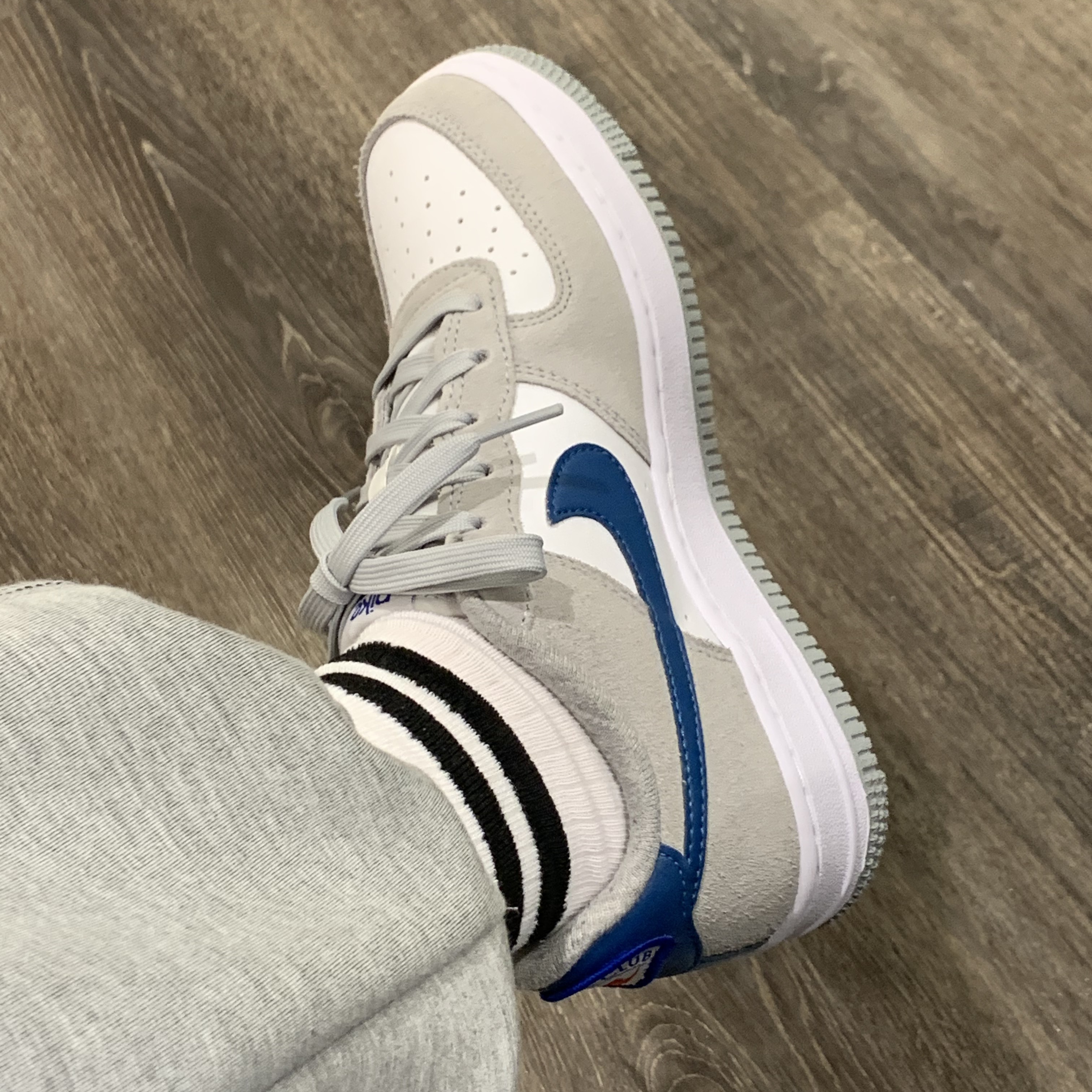 (GS) Nike Air Force 1 LV8 Athletic Club Light Smoke Grey Marina 착용 스타일 - 3