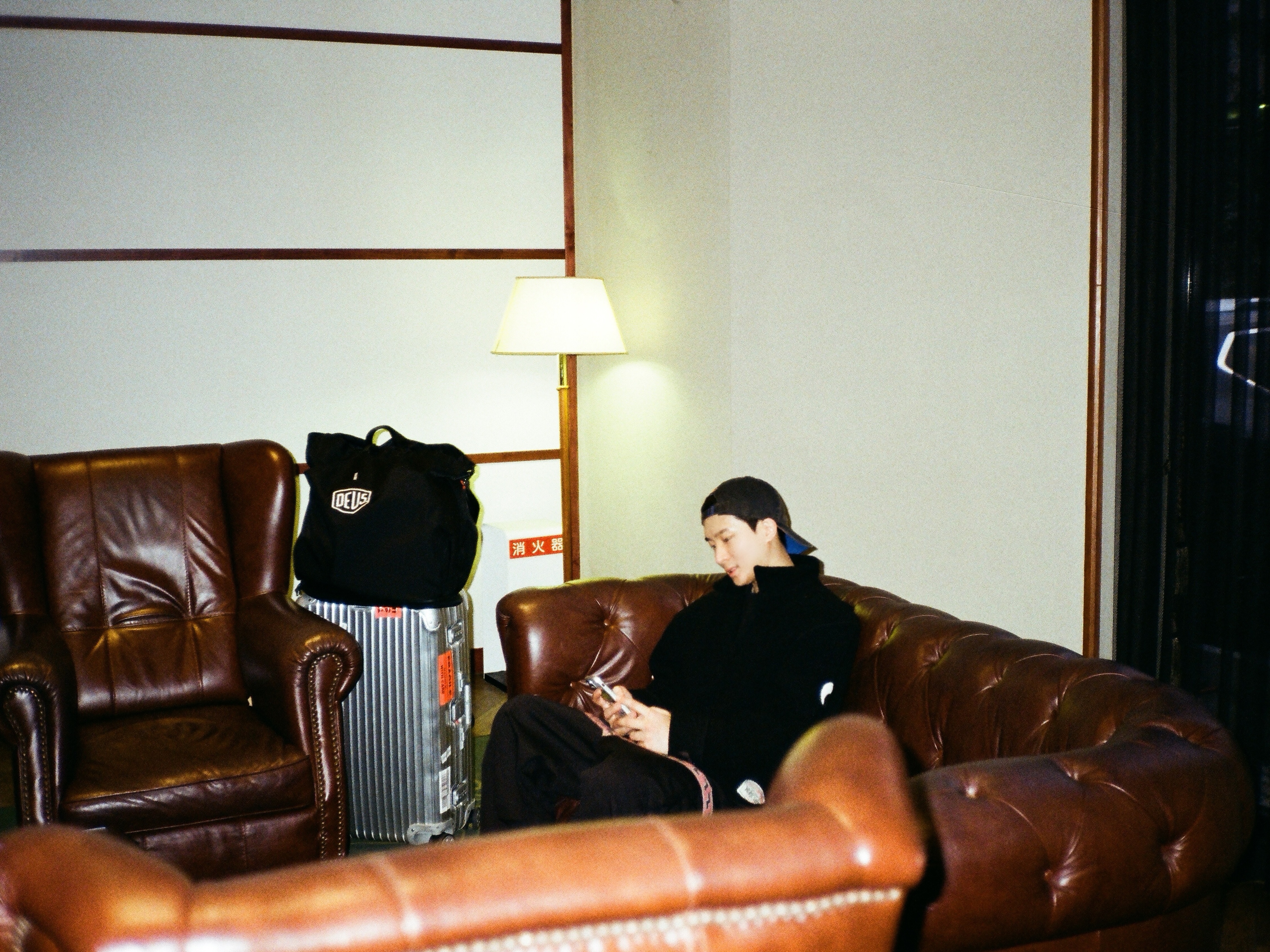 Stussy x Our Legacy Work Shop Runner Sweater Black Recycled Wool, Rimowa Original Check-In Medium Aluminium Suitcase Silver 착용 스타일 - 2