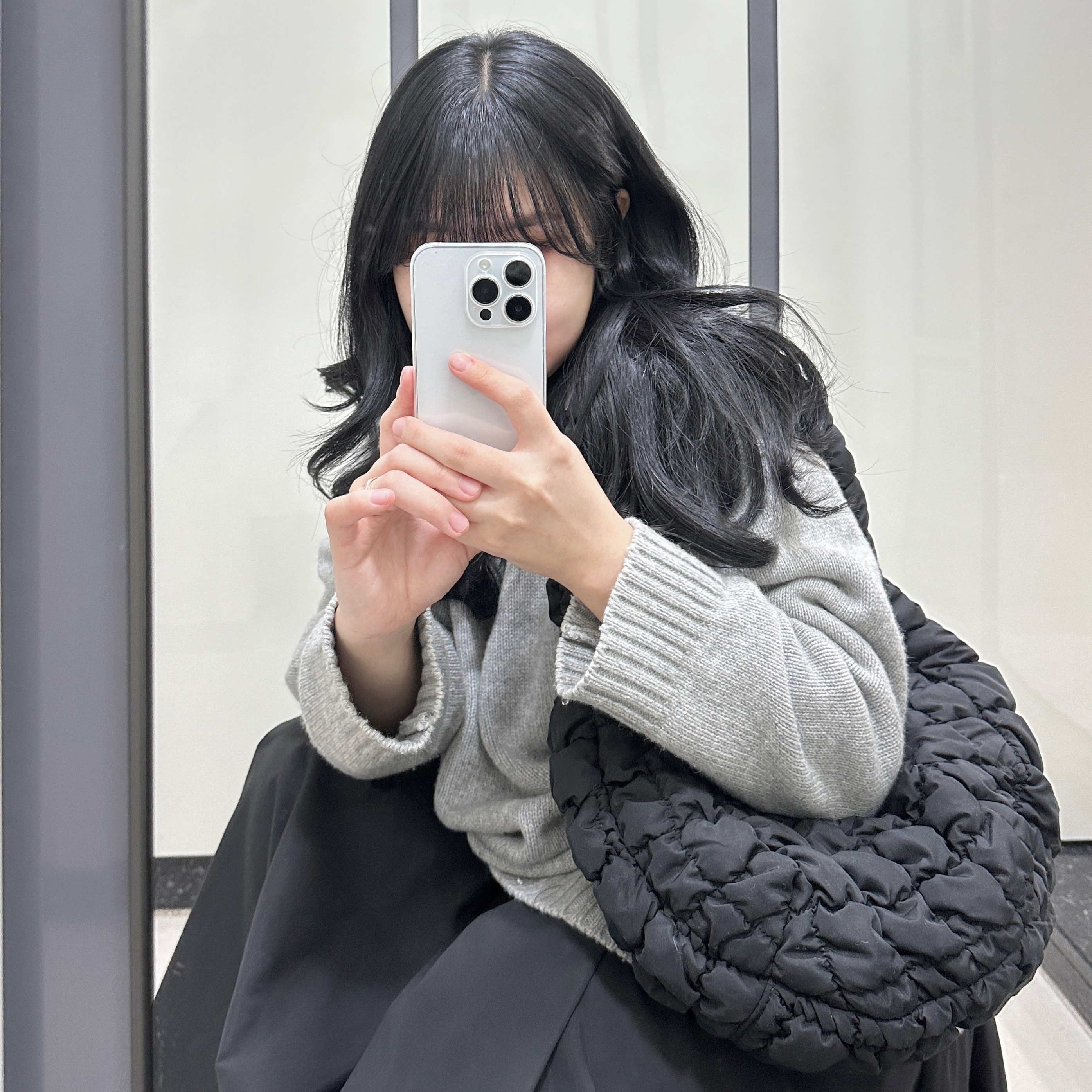 COS Quilted Mini Bag Black 착용 스타일